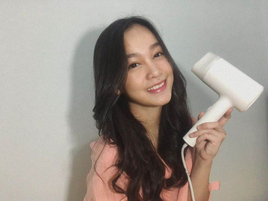 ナディラ・シンディ・ワンタリのインスタグラム：「Halo! Rambut aku itu tipe yang keringnya lama banget... selama ini punya beberapa hairdryer yang bikin rambut aku malah kering dan makin rusak.  Tapi semenjak aku punya Mi Ionic Hairdryer, ga perlu lama lama lagi keringin rambut. Udah gitu, hairdryer ini punya fitur Water Ion yang ngejaga kelembapan rambut, jadi habis hairdryeran ga akan kering malah makin berkilau dan mudah banget diatur. - -  Selain itu juga, Mi Ionic Haidryer ini juga punya volume udara yang besar, dan bisa kita atur sendir mau mode panas, dingin, atau rotasi panas-dingin. Suaranya juga ga terlalu berisik loh! Designnya juga mewah dan cantik. - - Serius ini aku udah cobain sendiri sebagai seorang pecinta hairdryer! Kalian bisa check langsung di mi.com, mi store, store resmi di berbagai e-commerce, yang akan dijual mulai tanggal 18 Juni 2020. Harganya juga terjangkau loh! Rp.649.000, worth it banget! - -  #CewekPilihXiaomi #XiaomiIndonesia」