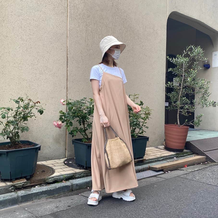 ひよんのインスタグラム：「🌈🚶‍♀️ ㅤㅤㅤㅤㅤㅤㅤㅤㅤㅤㅤㅤㅤ 雨がたくさん来る前のお洋服☀️🧡笑 ㅤㅤㅤㅤㅤㅤㅤㅤㅤㅤㅤㅤㅤ ●ワンピース @isook_official ●Tシャツ @uniqlo ●帽子と靴 @9unq.official ●バッグ @stellamccartney  ㅤㅤㅤㅤㅤㅤㅤㅤㅤㅤㅤㅤㅤ ワンピースの胸のところが斜めのデザインになっててかわよい🥰👗 クアンクのバケットハットとスポサンは 何にでも似合うからとりあえず使える🥳👏 ㅤㅤㅤㅤㅤㅤㅤㅤㅤㅤㅤㅤㅤ #isook #fashion #coordinate #daily #feeyong #패션 #코디 #데일리 #여름옷 #희영 #アイスー #クアンク #ひよん #夏コーデ」
