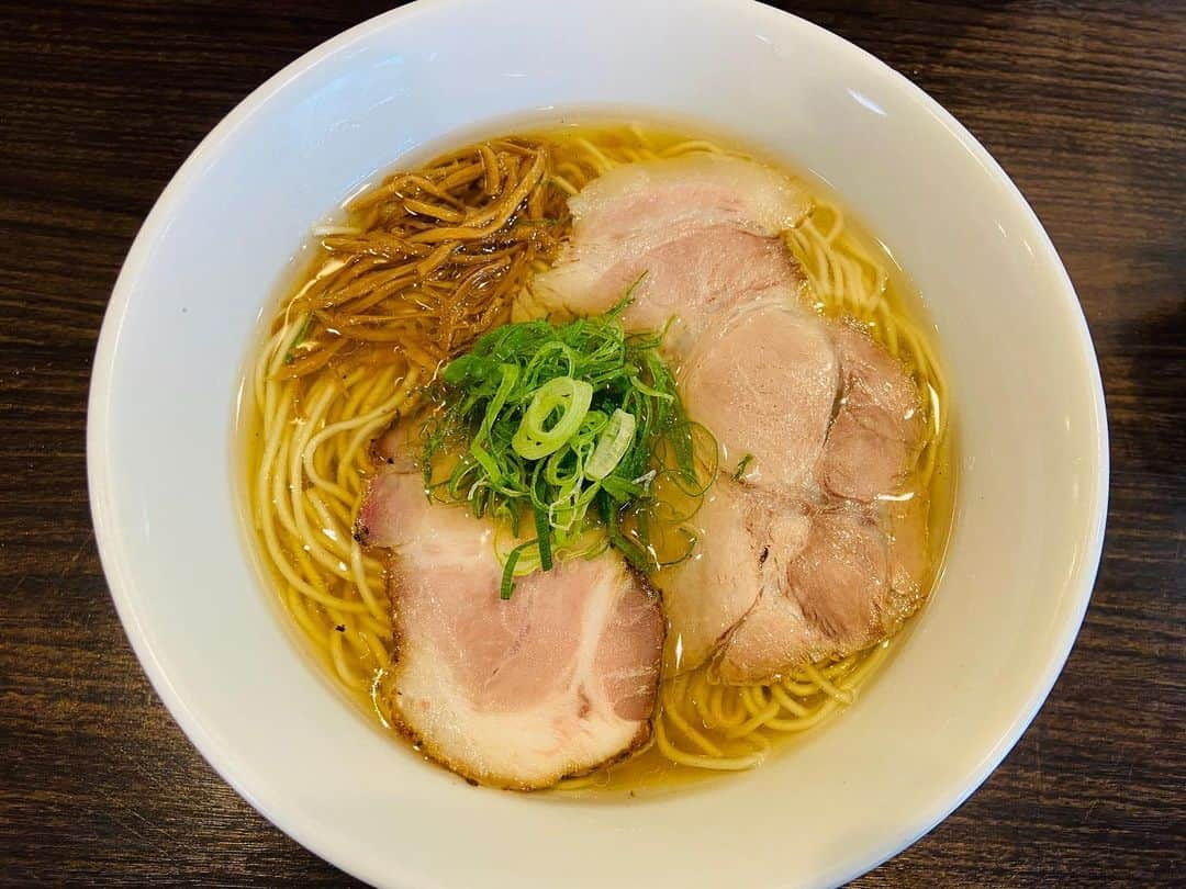 水口美香さんのインスタグラム写真 - (水口美香Instagram)「東中野かしわぎ　塩ラーメン  とっても久しぶりィのラーメン屋さん！ 二日酔いに染みるさっぱり塩ラーメン、麺も良い。アツアツ好きとしてはもっと熱い状態で提供してくれたら嬉しいなぁと思いました。  #かしわぎ #東中野 #ラーメン #塩ラーメン #ラーメンはアツアツがいい  #チャーシューうまい」6月15日 1時07分 - mika.mizuguchi