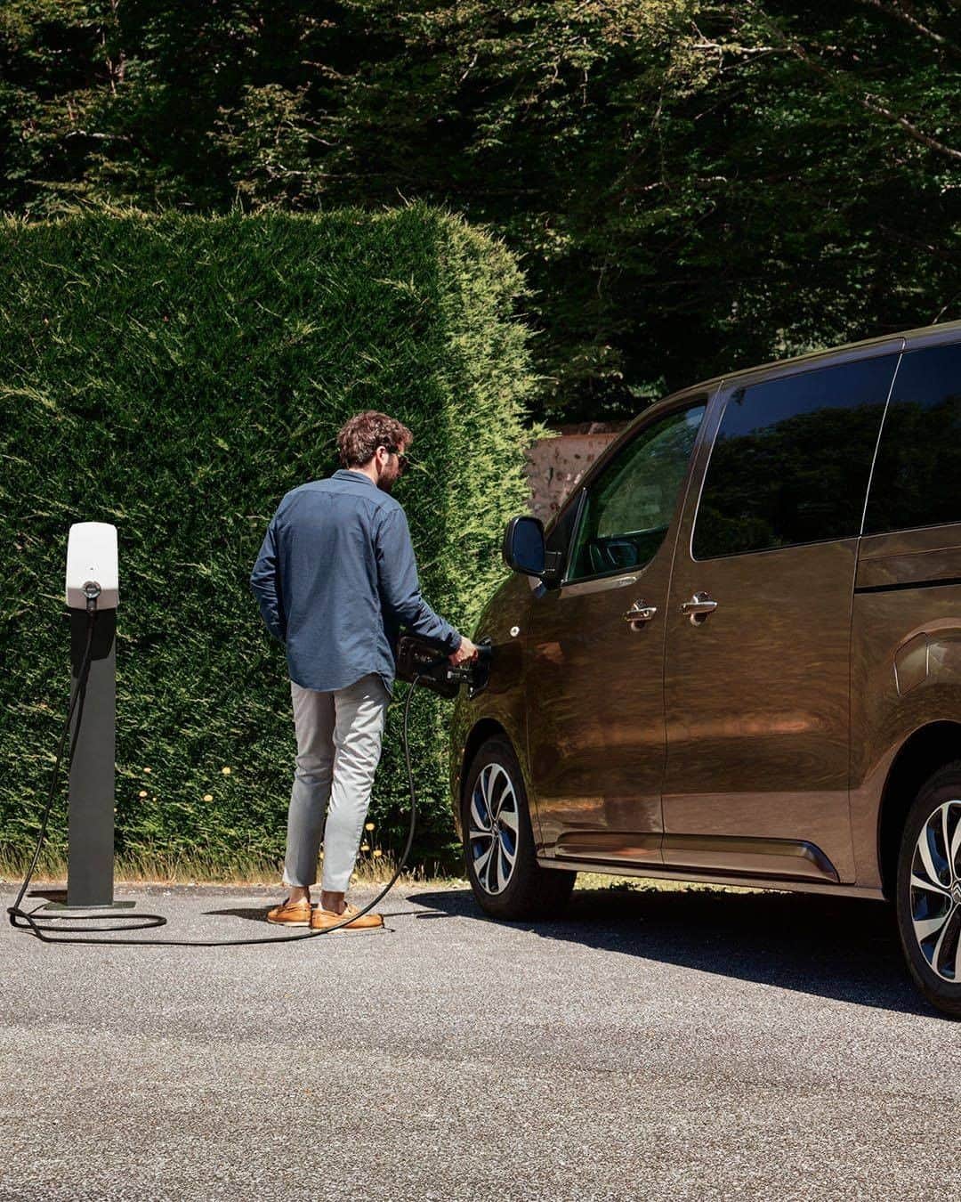 Citroënのインスタグラム：「The comfort of electric… together ! Board up to 8 people in New Citroën ë-SpaceTourer – 100% Ëlectric, towards the happy days 🤩 #CitroënË_SpaceTourer #ËlectricForAll #InspirëdByYouAll #Vanlife #Family #Adventure #Passion #Travel #Holidays #Roadtrip #Nature #Design」