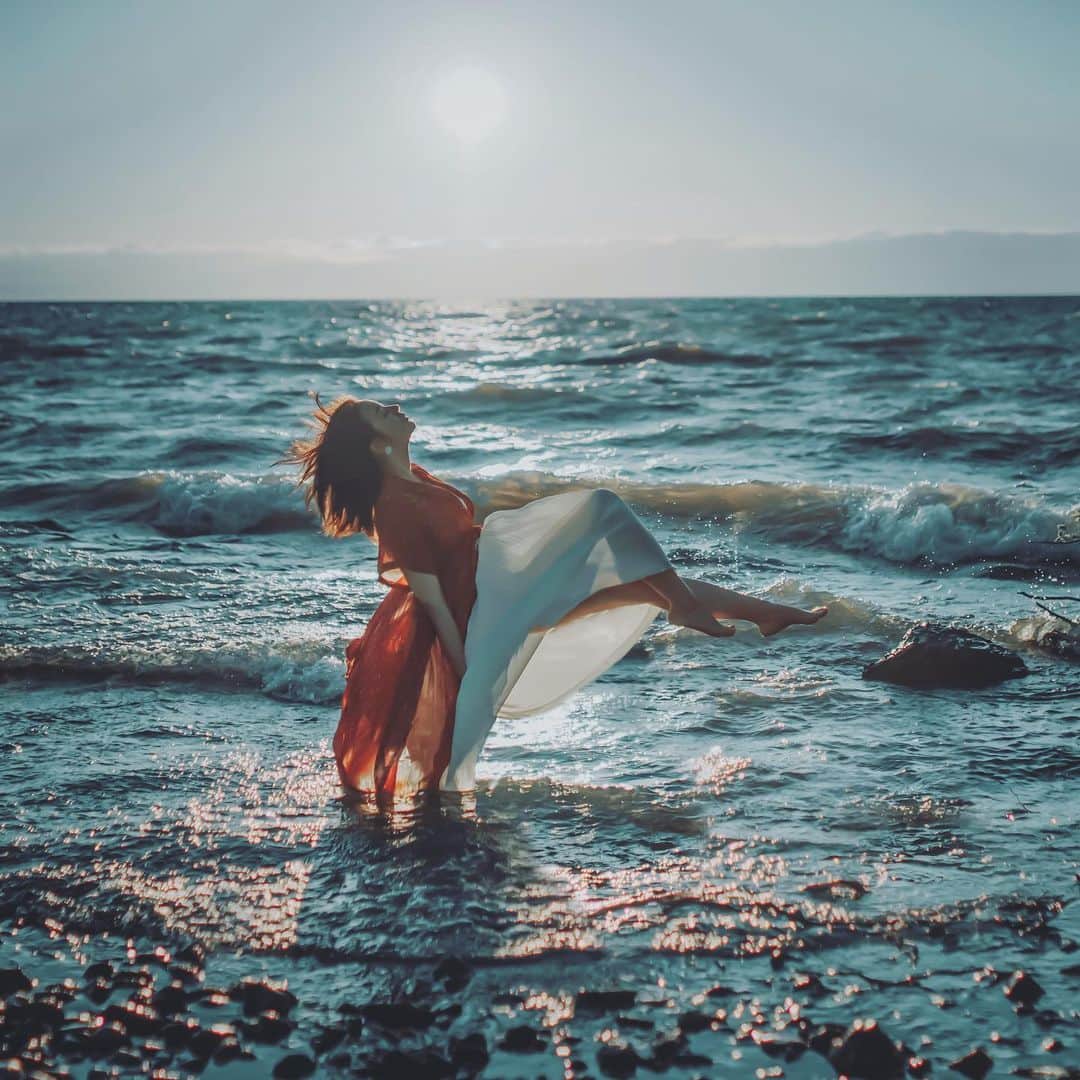 wacameraのインスタグラム：「floated ー This is the largest lake Biwa in Japan. 東京で生まれ育って25年。滋賀県民は全員が琵琶湖湖畔に住んでいると思っていたんだけど、関西に来てそれが間違ってること、滋賀県の大きさは琵琶湖の5倍近くあると驚いたことを私は一生忘れないと思う。」