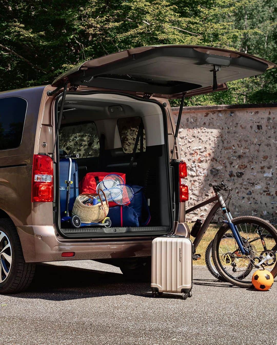 CITROEN JP Officialさんのインスタグラム写真 - (CITROEN JP OfficialInstagram)「EVの快適さを、みんなでシェア👨‍👩‍👦‍👦👨‍👩‍👧‍👦 New Citroën ë-SpaceTourer – 100% Ëlectricが、フランスで発表されました🎊 ※写真は欧州仕様車です。 ※日本導入は未定です。 #New #CitroënË_SpaceTourer #ËlectricForAll #InspirëdByYouAll  #Vanlife #Family #Adventure #Passion #Travel #Holidays #Roadtrip #Nature #Design」6月14日 19時46分 - citroen_jp
