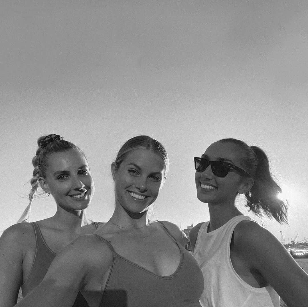 ナタリー・ジェーン・ローザーのインスタグラム：「Sweating together and pushing each other through.  36KM DONE!  12 TO GO!  Running to raise funds for @campaignzero with #48forfloyd 🖤 Donation link in bio x」