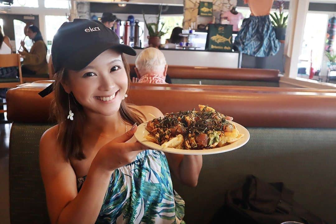 金泉紗恵子のインスタグラム：「.﻿ 【Nico's  Kailua】﻿ Nico's Pier38はハワイのポキ丼のお店としてとっても有名ですが、カイルアにも系列店があるんです🙌﻿ 以前、カイルアにもあるんだよ！と教えていただき、昨年カイルア近辺で遊んだ後に行ってみました😆﻿ レンタカーでないと、観光客は行きにくい場所だと思います🙆‍♀️﻿ ﻿ 美味しいポキ丼を楽しみに行ったのに、なんと行った時間が悪すぎて、ディナーの前菜しか頼めないという😱😱😱﻿ ショック🥺﻿ ﻿ 🍽Poke of the day　＄8﻿ 前菜の中で唯一ポキをシンプルにいただけるのがコレでした✨﻿ 味付けはとっても美味しくて、8ドルにしてはボリュームもたっぷりでした😘﻿ ライスも勧められたので、一緒に頼みました🙆‍♀️﻿ ﻿ 🍽Chef Norman's Poke Nachos　＄14﻿ 少しピリ辛なテリヤキソースみたいな味付けで、ナチョスとアボカドとポキを一緒にいただきます😇﻿ これが想像以上に美味しくてびっくり😍﻿ 店員さんにオススメを聞いて頼んだのですが、頼んで良かったです😊﻿ 前菜にしてはボリュームたっぷりで、これだけでもかなりお腹にたまりました😁﻿ ﻿ 次回はたくさんのメニューの中から、ポキやお魚のステーキも食べたいところ🥳﻿ レンタカーの方はカイルアのニコスもオススメです😌﻿ ﻿ ﻿ ﻿ ハワイはTop of Waikikiが閉店したそうでビックリ😭﻿ 行ったことはなかったのですが、360度回転式の展望台レストランはハワイに行ったことがある方なら、見かけたことがあるのでは🤔﻿ 次にハワイに行ったら、お気に入りのお店がない！なんてことがあって欲しくないのですが、日本から飲食店の応援は難しいですね😢﻿ .﻿ #hawaii #hawaiitrip #hawaiistagram #hawaiilove #hawaiifood #nicoskailua #nicospier38 #poke #pokebowl #eoskissm #canoneoskissm #followｍe #kailua #ハワイ #ハワイ旅行 #ハワイ好きな人と繋がりたい #ハワイグルメ #カイルア #ニコスピア38 #ニコスカイルア #ポキ #ハワイ情報 #ミラーレス一眼 #旅行好きな人と繋がりたい #旅スタグラム」