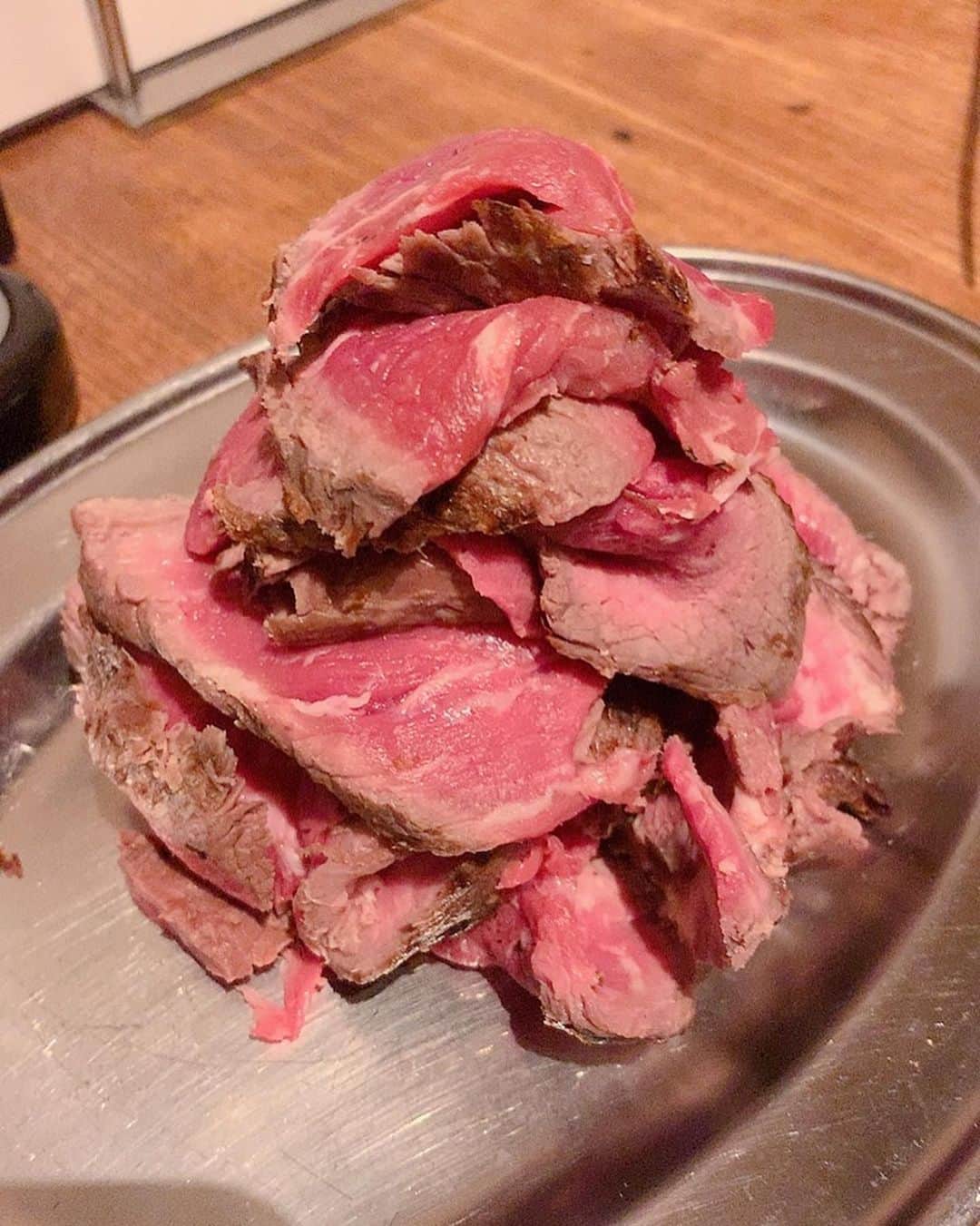 澤田百合亜さんのインスタグラム写真 - (澤田百合亜Instagram)「今日はお誘いいただいて渋谷にある焚火家に行ってきました！ 初めてきましたが、肉のヒマラヤと言われていて、その名の通りでっかいブロックの肉を表面を少し焼いてそのあとにローストビーフ状になって出てきます！笑 5秒くらいまた焼いて食べるんですけど、今回はお昼に食べ放題に挑戦！！ みんなで多分1800gは食べたのではないでしょうか…！(多分) ほかにも豚トロ、せせり、バラカルビ、とりもも、ご飯、スープ、キャベツも食べ放題で2929円！！6月いっぱいまでやってるそうです！！(ドリンク別) お昼からお肉を好きなだけ食べれる幸せ…🤤 とっても美味しかったです✌️ また機会があったら食べに行きたいなぁ🥺  #肉のヒマラヤ　#肉　#食べ放題　#焚火家　#渋谷」6月14日 19時48分 - yuria1991