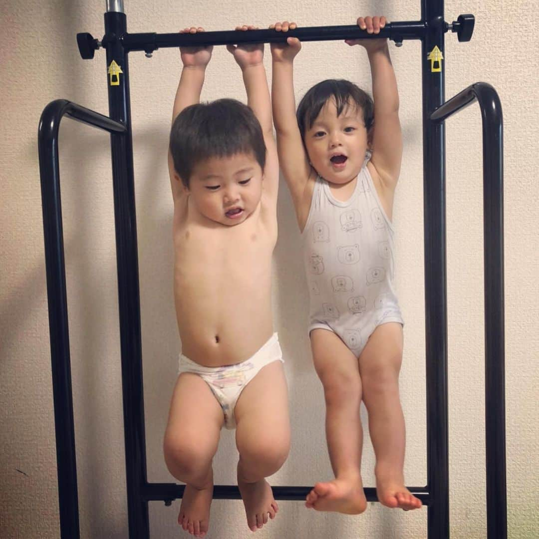 長崎峻侑さんのインスタグラム写真 - (長崎峻侑Instagram)「この前、息子と友達がぶら下がりチャレンジしてました😄 結果は、、見ての通りです🤣 #息子　#ぶら下がりチャレンジ　#懸垂　#筋トレ　#SASUKE #3rdステージ　#落ちる瞬間」6月14日 20時00分 - shunsukenagasaki