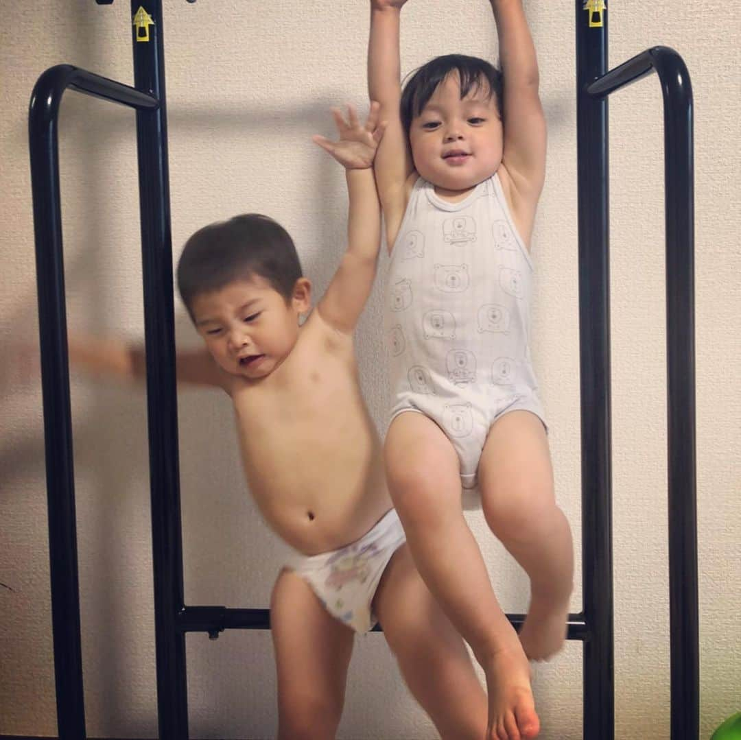 長崎峻侑さんのインスタグラム写真 - (長崎峻侑Instagram)「この前、息子と友達がぶら下がりチャレンジしてました😄 結果は、、見ての通りです🤣 #息子　#ぶら下がりチャレンジ　#懸垂　#筋トレ　#SASUKE #3rdステージ　#落ちる瞬間」6月14日 20時00分 - shunsukenagasaki