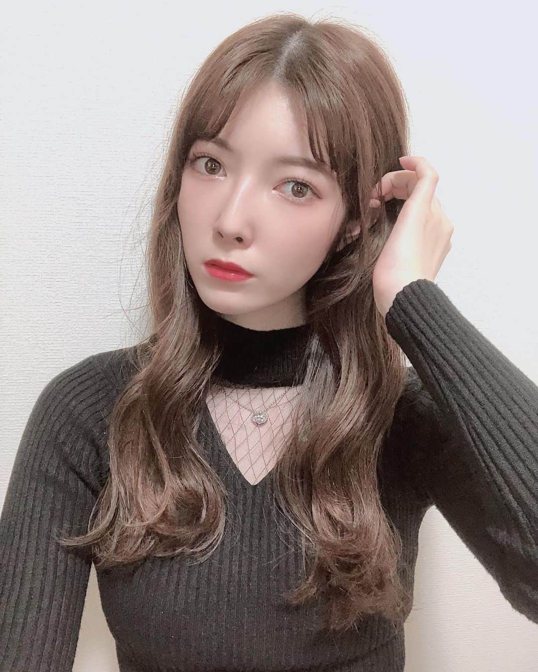 日下部美愛のインスタグラム：「たまにやりたくなる、前髪なし . . .#photo #japan #model #me #hair #fashion #makeup #selfie #followme #instagood #camera #instadaily #dailylook #自撮り #한국 #맞팔 #사진 #데일리 #데일리룩 #인스타사진 #인스타그램 #일본인 #패션　#おうち時間」