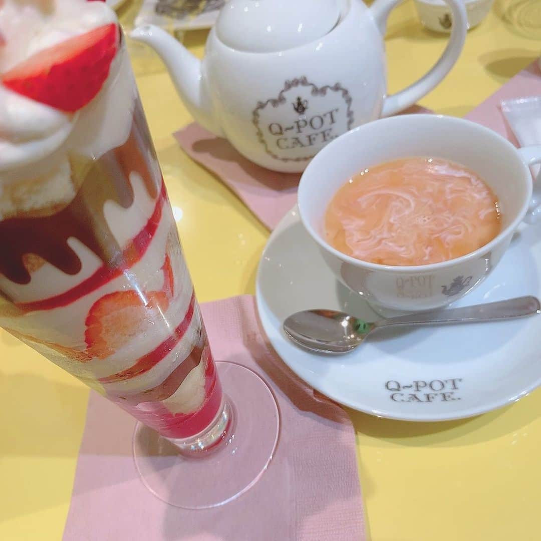 桜川ひめこさんのインスタグラム写真 - (桜川ひめこInstagram)「🧁🧁🧁🧁🧁🧁 ・ ・ ・ Q-pot cafe に 行きました🧁🎶 ・ お席が1組1組距離感があって 安心感ありました(∩´ω`∩) ・ ひさびさのQ-pot cafe は 癒されました……💓🧁 そしてQ-pot のマスク気になる〜🍫 可愛くないですか😳🍫🍯💕 ・ ロクシタンにもよって、 シトラスヴァーベナとグリーンティのかおりをくんかくんか！ (｡>ω<｡) ・ あら、意外とグリーンティのが すきかも……🍵🍃 グリーンティのモイスチャーミストとか ふとした時リフレッシュできそう✨ *ଘ(੭*ˊᵕˋ)੭* ੈ✩‧₊˚🍃 ・ よきよき休日でした🧁🍃💓 ・ ・ ・ #キューポット #キューポットカフェ  #キューポットマスク #ロクシタン #ロクシタングリーンティ #グリーンティ #かわいい #かわいいスイーツ #パフェ」6月14日 20時00分 - sakuragawahimeko