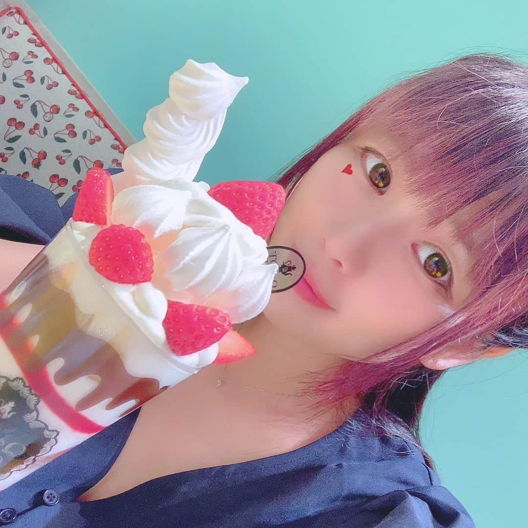 桜川ひめこさんのインスタグラム写真 - (桜川ひめこInstagram)「🧁🧁🧁🧁🧁🧁 ・ ・ ・ Q-pot cafe に 行きました🧁🎶 ・ お席が1組1組距離感があって 安心感ありました(∩´ω`∩) ・ ひさびさのQ-pot cafe は 癒されました……💓🧁 そしてQ-pot のマスク気になる〜🍫 可愛くないですか😳🍫🍯💕 ・ ロクシタンにもよって、 シトラスヴァーベナとグリーンティのかおりをくんかくんか！ (｡>ω<｡) ・ あら、意外とグリーンティのが すきかも……🍵🍃 グリーンティのモイスチャーミストとか ふとした時リフレッシュできそう✨ *ଘ(੭*ˊᵕˋ)੭* ੈ✩‧₊˚🍃 ・ よきよき休日でした🧁🍃💓 ・ ・ ・ #キューポット #キューポットカフェ  #キューポットマスク #ロクシタン #ロクシタングリーンティ #グリーンティ #かわいい #かわいいスイーツ #パフェ」6月14日 20時00分 - sakuragawahimeko