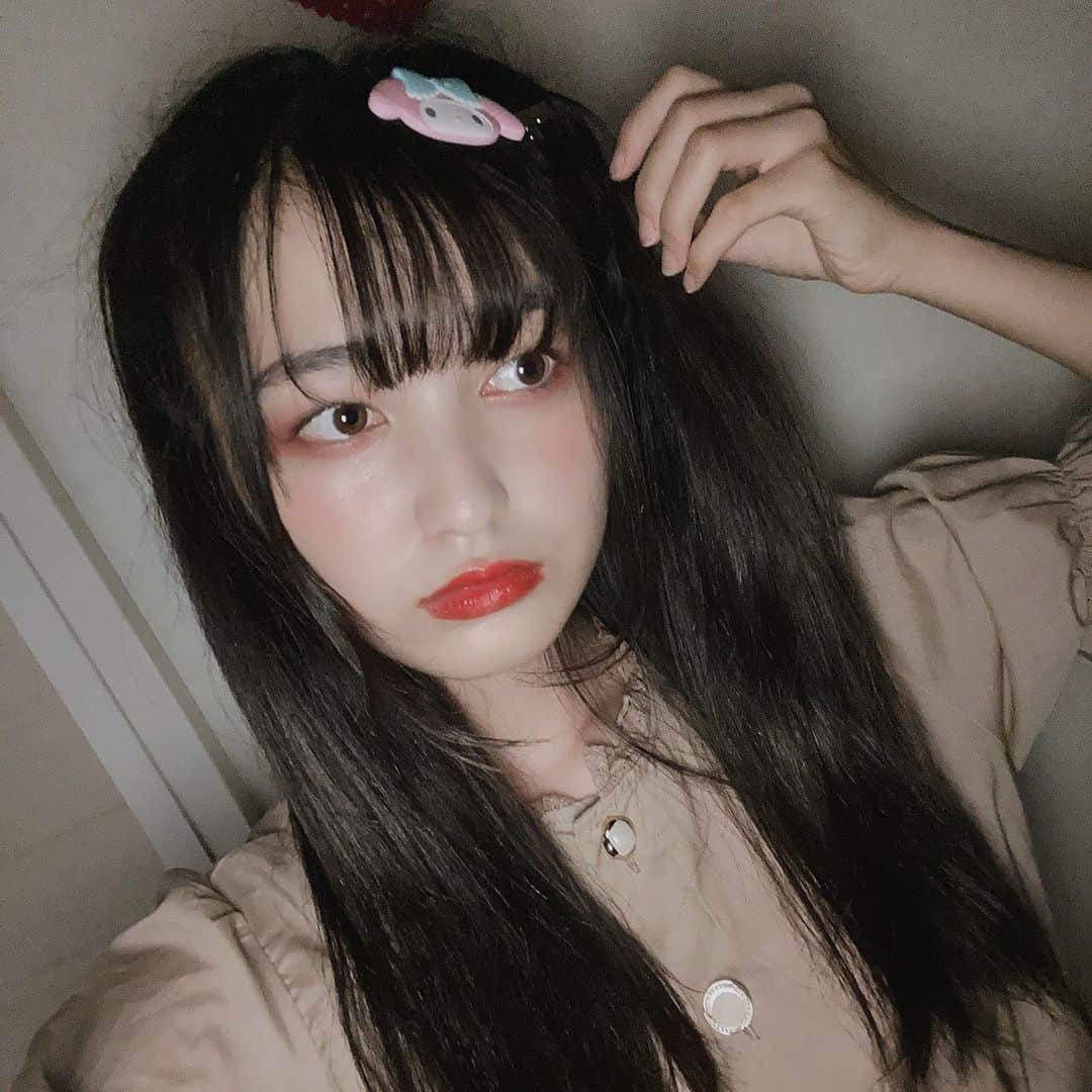 のインスタグラム：「今流行りの地雷メイクしてみた🥴 お化粧って難しいね💄 涙袋ってどうやるん💦 とりあえず肌白く！目赤く！マイメロつけて！ ってしたら地雷になります🤗 いっぱい塗り塗りして楽しかった☁️☁️ あ、眉毛は元からしっかり凛々しく立派にあるのでかきません。  かわいいは作れる💕 推しぴしか勝たん🙈🙈 #地雷メイク #地雷女 #地雷 #マイメロ #メイク #メイク動画 #ハーフツイン #かわいいは作れる #推しぴしか勝たん #ひめ」