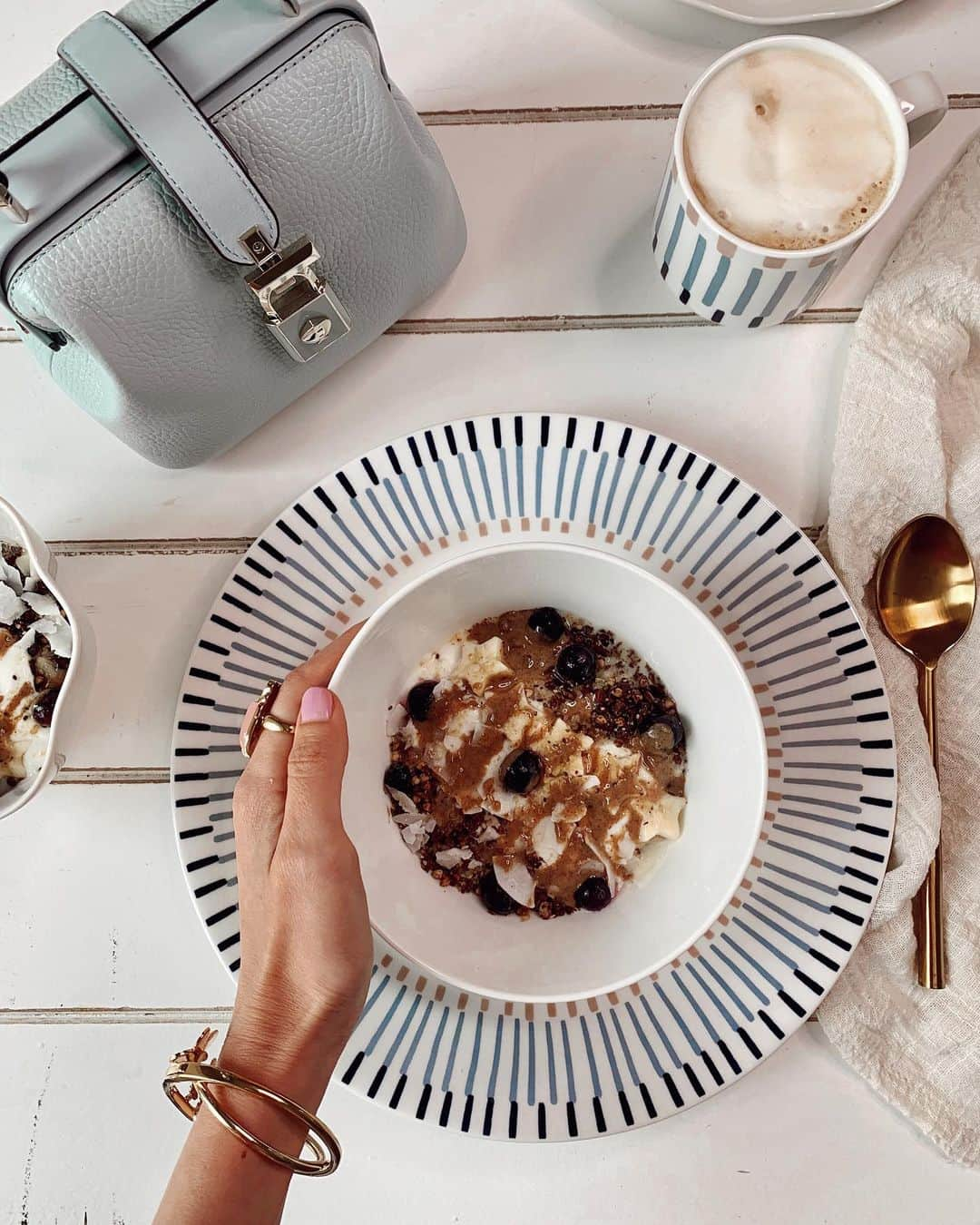 レオニー・ハンネさんのインスタグラム写真 - (レオニー・ハンネInstagram)「My biggest joy during lockdown: my morning brekkie. 🦋 Anzeige/Ad I stocked up my home wear with some beautiful @katespadeny items such as the perfect bowls for açai bowls or oatmeal! 🤍 #loveinspades」6月14日 19時53分 - leoniehanne