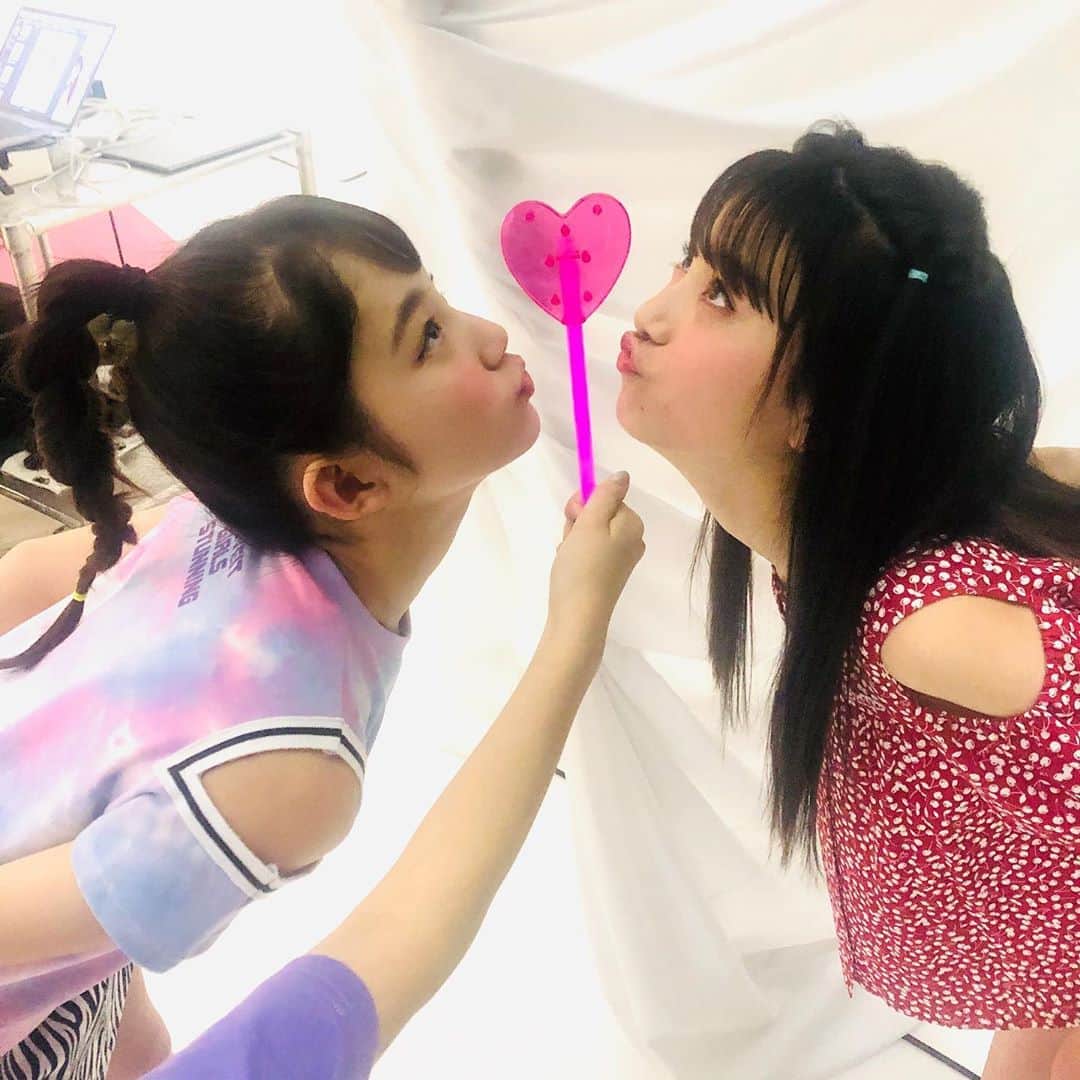 ニコ☆プチのインスタグラム：「❣️ ✋の正体はみんな大正解のルキでした😂 . . #関谷瑠紀 #微妙に違う1枚目🤭 #お洋服タグ付けしました🙏🏻🏷」