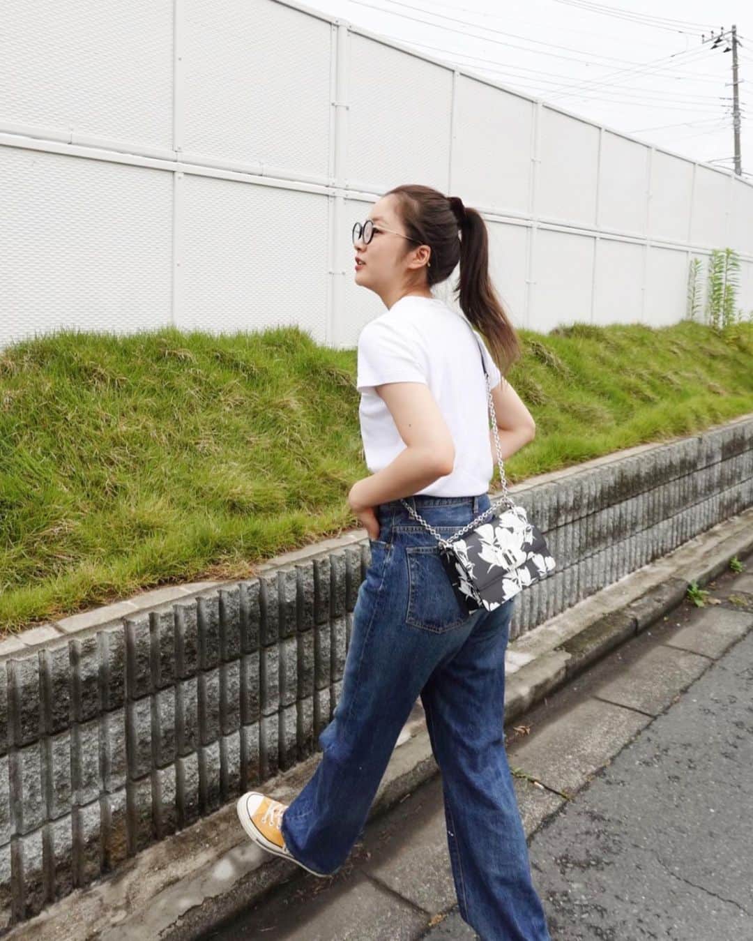 のインスタグラム：「🥵💦  #今日のコーデ  #tshirt #uniqlo #ユニクロ　#UT #denim #roku #ロク #shoes #converse #チャックテイラー70s #ct70 #bag #furla #フルラ」