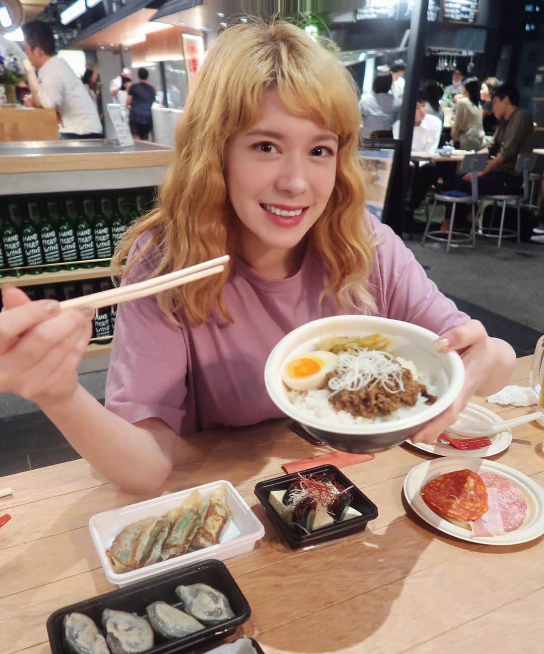 のインスタグラム：「虎ノ門横丁で食べたもの続編😋🍷🍻 パイロン　@pairon_gyoza の餃子、小籠包、ピータン、ルーローハン🍚  香港焼味酒家　@akasakarikyu の焼豚と蒸し鶏🐓  ルーローハンと蒸し鶏が特に美味でした🤤💓お酒のテイクアウトは出来ないので紹興酒が飲めず残念だったなぁ😢  売り切れのメニューもあったのでまた来たい😇  @toranomon_shushokudo @toranomon_yokocho  #虎ノ門ヒルズ #虎ノ門横丁　#虎ノ門ランチ #虎ノ門グルメ #toranomonhills #washoku #グルメ好きな人と繋がりたい #東京グルメ #グルメ女子 #銀座 #ginzatokyo #ginza  #日本料理　#和食　#酒好きな人と繋がりたい #お酒好きな人と繋がりたい #日本酒女子 #日本酒 #料理好きな人と繋がりたい 🍶 #酒好きな人と繋がりたい #酒好き女子 #tokyorestaurant #ビール　#餃子　#gyoza 　#handpickingwine  #ビール好きな人と繋がりたい #赤坂離宮　#中華　#東京グルメ　#飲酒タグラム」