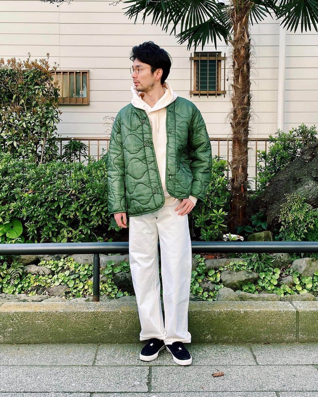のインスタグラム：「やっと、衣替えしました📦﻿ ﻿ ライトアウター今年はあんまり着る機会なかったから、秋にたくさん着ようと思います🍁﻿ ﻿ ﻿ jacket: #m65 #linerjacket ﻿ parker: #uniqlou ﻿ pants: #dairiku﻿ shoes: #converseaddict #onestar glasses: #savilerow ﻿ ﻿ ﻿ #throwback #fashion #ootd #outfit #古着 #古着コーデ #military #liner #ユニクロユー #コンバース #converse #ミリタリーコーデ #アニ散歩」