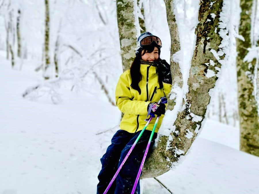 松浦彩さんのインスタグラム写真 - (松浦彩Instagram)「上山市で雪の魔法にかかる☃️ ⠀ 山形県村山地域の観光PR動画秋冬編 上山市🏯 ⠀ スノーシューを履いて冬だけの道を歩き、冬にしか出会えない美しいモンスターに会ってきました☺️💕 レンタルのウエアが可愛かったです！ ⠀ 動画はYouTubeにて公開中！ 「山形のほっぺTourism」で検索していただくか、わたしのプロフィール欄のURLからも観ることができます👉🏻 @ayamatsuura_ 💕 ⠀ ⠀ Photo by @iambellmak  #新関麻美 #松浦彩 ⠀ #上山市 #kaminoyama #山形 #yamagata #portrait #winterseason #冬季限定 #スノーシュー #樹氷原 #樹氷原を歩く #スキー場 #スノボウエア #japanesecountryside #山形旅行 #山形観光 #yamagatagram #travelinjapan #旅好き女子 #旅行好き #旅スタグラム #アフターコロナを考える #写真でやまがた旅気分」6月14日 20時06分 - ayamatsuura.s