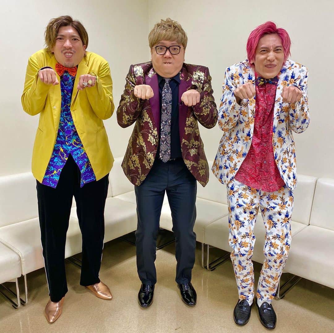 HIKAKINのインスタグラム：「本日はハモネプ2020の収録でした！🎤🎵久々にEXITの2人に会えてバイブス上がりまくりでした😎👊 放送7月4日（土）21時から！ レベル高すぎて激ヤバな会なので、お楽しみに😂🎉」