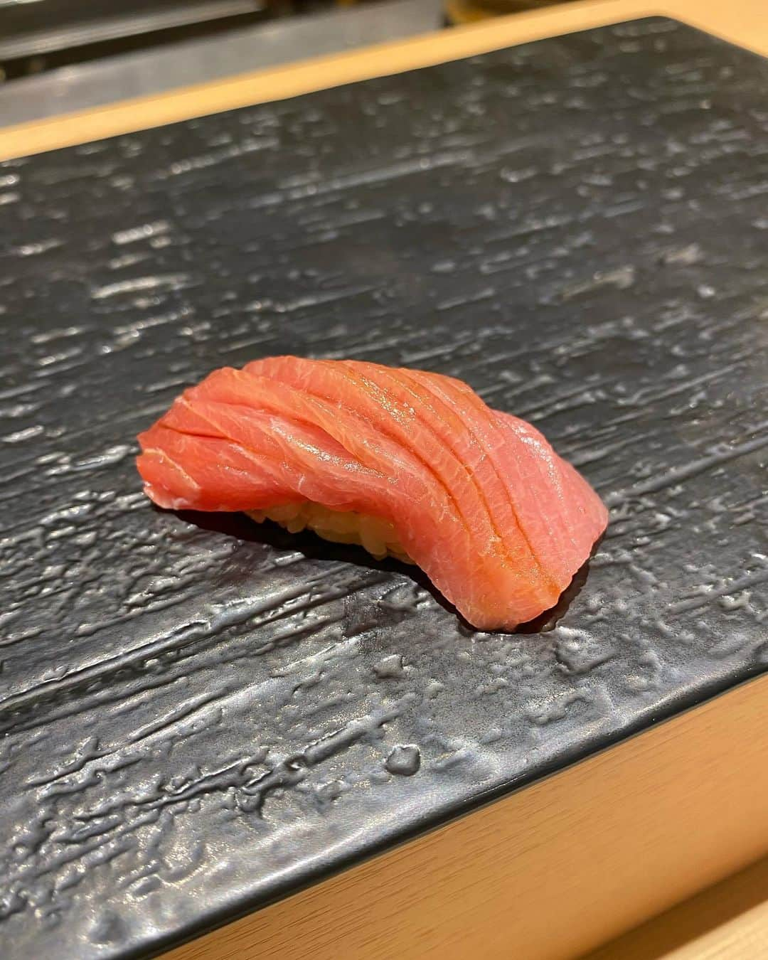 真優川咲さんのインスタグラム写真 - (真優川咲Instagram)「#🍣#🍷#🐟#💋 ✴︎ #お寿司デート 👩‍❤️‍💋‍👩 💖 お相手は.. 🍷　..めめ🍓😝🙌✨ #彼氏とデート 風"  に写真撮ってくれたよ🤣 ｻｽｶﾞﾌﾟﾛ👏🏻📸👍‪𐤔‪ ✴︎ #お誕生日 のお祝いを兼ねて 最近Open したばかりの #鮨 屋さん🍣 【 @sushi.yamashiro 】さんへ行ってきました 👭✨ ✴︎ ︎︎☝︎ #銀座 に本店があって 2年連続⭐️#ミシュラン ⭐️を獲得した お店の#姉妹店 (㊗️2店舗目) とゆうだけあって どれも全部美味しくて #極上の一時 でした..🐟🤤💖 ✴︎ ずっっと#自粛中 は 自分の作ったご飯しか食べてなかったので 3ヶ月ぶりの#外食 がこんなに美味しい #寿司 屋さん で.. つい  感激して泣いてしまいました (´•̥ _ •̥`)ぴえん。‪𐤔‪ ✴︎ 当たり前と思って全てのことに感謝ですね🥺🍙👏🏻✨✨ やましろ🍣さんありがとうございました✨ ✴︎ めめの為に特別 #デザート も作ってくれたり..🍓 とても優しく暖かいお店でした💖 改めて めめたん🍓おめでとう〜👏🏻🎉 #素敵な一年を 😘 #女子会 #飯テロ #お鮨 #寿司屋 #お寿司大好き 🍣 #お魚大好き 🐟 #咲ぐるめ💋 #咲コーデ💋」6月14日 20時18分 - saki_411