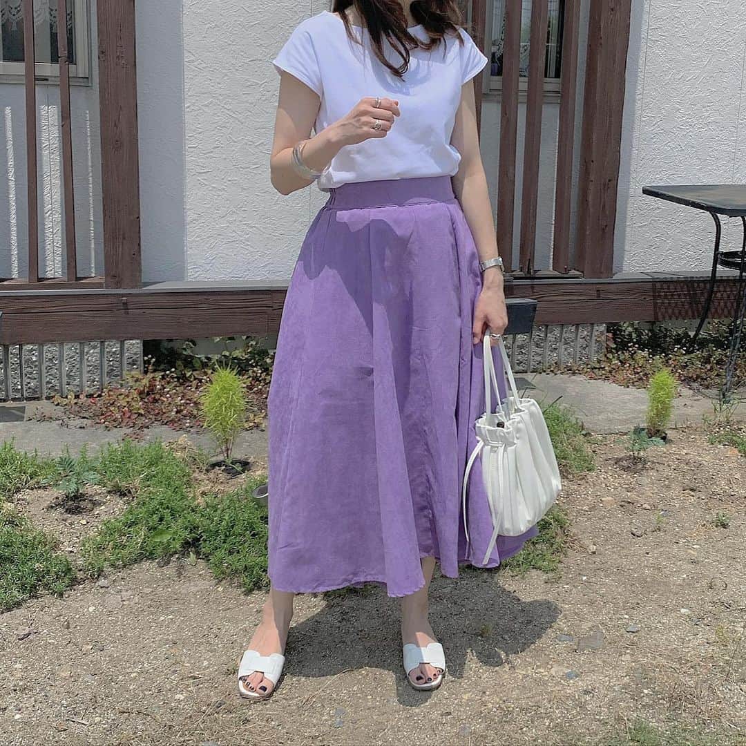 kaorinさんのインスタグラム写真 - (kaorinInstagram)「コーデ記録♡ ・ Tシャツはドゥクラッセのボートネックフレンチ袖/58cm丈♡ ・ シンプルだけど上質で高見えするキレイ目Tシャツ✨ ・ パープルのスカートと合わせてみました♡ ・ ・ #doclasse#ドゥクラッセtシャツ#ボートネック #ドゥクラッセ#PR#ダブルフロント#大人のtシャツ#白tシャツ」6月14日 20時19分 - kaorinnnhyrk