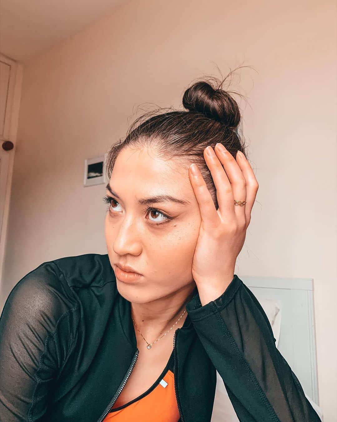 リン・ハッチソンのインスタグラム：「These pics mark Rin wearing make up for the first time since idk when 💁‍♀️」