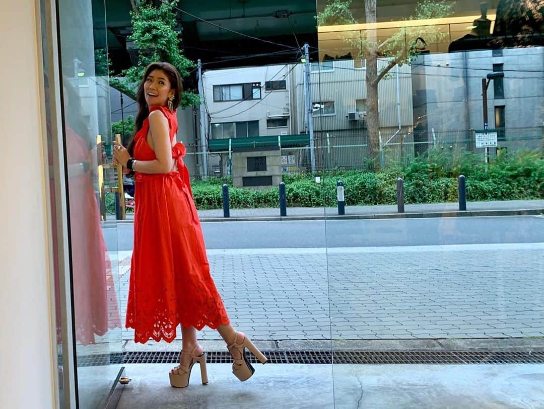 Taki Tanakaさんのインスタグラム写真 - (Taki TanakaInstagram)「#ootd #outfitoftheday #outfit  dress #selfportrait  shoes #ysl  背中が可愛いコットンドレス。 #セルフポートレート  華やかな色は着ると元気になりますね。#元々元気だけどw  #一昨日のコーデ @iza_official #instorenow #izastagram」6月14日 20時27分 - tanakataki