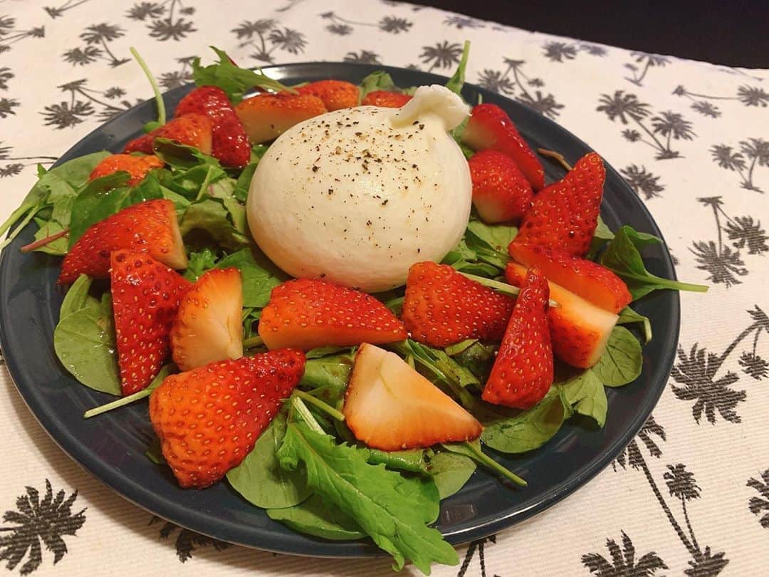 近野莉菜のインスタグラム：「お友達とまったりおうちご飯な週末☺️🍚 家飲み最高〜🥂 次はお昼から飲みたい☺️笑」