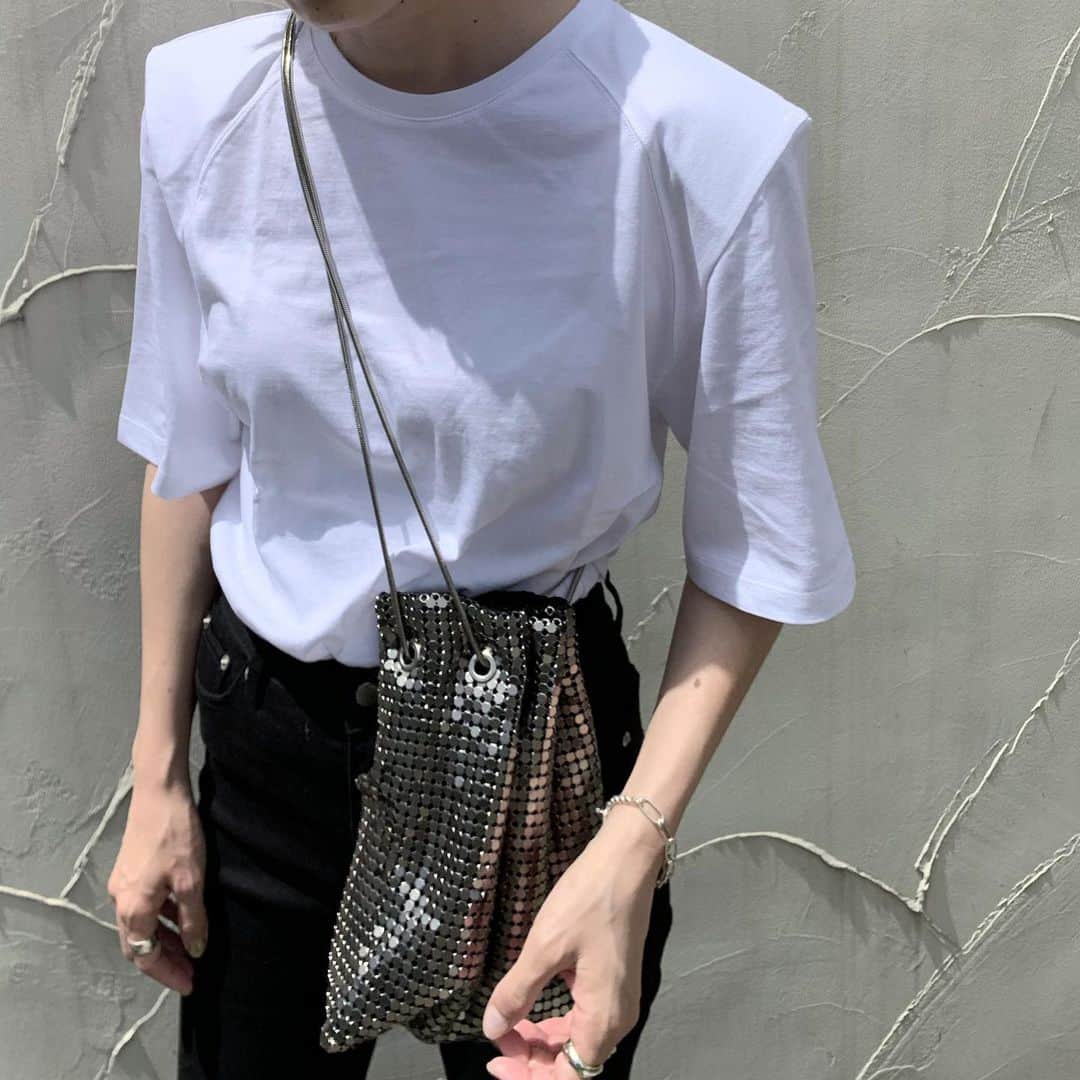 Mie Kawanoのインスタグラム：「@by.ensure のshoulder line Tee とboots cut denim  ちょっとクセのあるTシャツが好き♡ デニムも脚長効果抜群で動きやすくて 履き心地good𓂬」