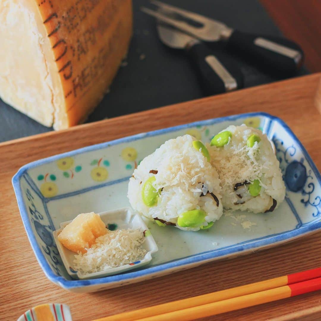 Kaori from Japanese Kitchenさんのインスタグラム写真 - (Kaori from Japanese KitchenInstagram)「【レシピあり】材料は3つだけの簡単おにぎり。栄養満点で夏バテ予防にも◎ ・ 最近ハマっているおにぎりの具材でこんばんは。 ごはんに枝豆と塩昆布を混ぜて パルジャミーノ・レッジャーノを たっぷりかけたらできあがり。 チーズを混ぜ込んでも美味しいし 私は食べる時に削った パルミジャーノ・レッジャーノを おにぎりにまぶして 「追いパルミジャーノ」してます笑 ・ ほかにもベーコンを追加したり、しらすを追加して 味に変化をつけたりして楽しんでます。 今のところベーコン入りが一番美味しかったです。 ・ 今日の薬膳走り書きは枝豆です。 ・ 【ここからは栄養の詳しい話】 アミノ酸豊富なパルミジャーノ・レッジャーノに ビタミンCとビタミンB1が豊富な枝豆。 塩昆布の塩っ気がアクセント。 夏の暑さで体力を消耗すると アミノ酸やビタミン類の体内消費が激しくなります。 食べて栄養チャージ、ということで この具材の組み合わせは 夏バテ予防にぴったりな栄養素が詰まっています。 パルミジャーノ・レッジャーノは カルシウムやタンパク質だけでなく ビタミンC以外のビタミン、ミネラルが たっぷり含まれていて イタリアでは医師や栄養士が 老若男女におすすめする食材だそうです。 枝豆でビタミンCを補うことで 栄養バランス満点なおにぎりとなっております。 ・ また、パルミジャーノ・レッジャーノは 熟成の過程で乳糖が完全に分解されているので 牛乳を飲んでおなかがゴロゴロしてしまう 乳糖不耐症の人でも問題なく食べれます◎ 和の食材とも相性抜群です。 ぜひ作ってみてくださいね。 今日もお疲れ様でした。 ・ 【フォロー＆いいね！キャンペーンのお知らせ】 パルミジャーノ・レッジャーノ・チーズ協会が日本語の公式インスタアカウントを開設！@parmigianoreggiano.jp をフォローの上、キャンペーン画像に「いいね！」をした方の中から抽選で20名の方にパルミジャーノ・レッジャーノ約300gをプレゼントしてくださるそうです。 キャンペーン期間：2020年6月12日（金）～7月3日（金） ・ パルミジャーノ・レッジャーノは チーズ専門店 や デパ地下 のチーズコーナーのほか 成城石井、カルディ、コストコなどの 輸入チーズを広く取り扱うスーパーや 各種オンラインショップ等で お買い求めいただけるそうです☺︎ ・ ・ ・ ・ #パルミジャーノ・レッジャーノ #パルミジャーノレッジャーノ #parmigianoreggiano #イタリアチーズの王様﻿ #発酵食品 #免疫力アップ #アミノ酸 #ラクトースフリー #乳糖不耐症 #乳糖不耐症でも大丈夫 ﻿#薬膳 #おにぎり #松浦コータロー #おうちごはん #自炊」6月14日 20時22分 - coco_kontasu