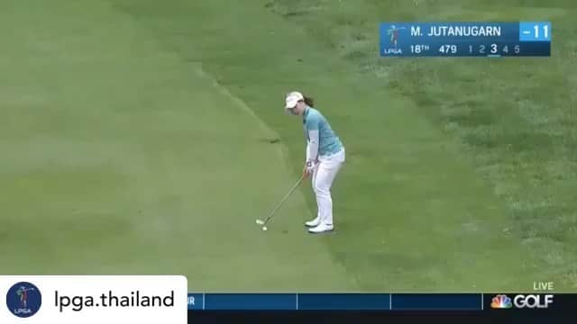 モリヤ・ジュタヌガーンのインスタグラム：「จำได้ว่าที่ยิ้มเพราะชอทนั้นตั้งใจอยากจะชิพลงมาก เพราะเล่นกับแคดดี้ตัวเองตอนจบหลุม 15 ว่าถ้าวันนี้ตี -2 จะเลี้ยงไอติมเรา ซึ่งตอนนั้นตี +1 อยู่และพัตเบอร์ดี้หลุม 16 ไม่ลงอีก เหลือ 2 หลุมออกเบอร์ดี้,อีเกิ้ล สรุปได้กินติมฟรี 555... 😉#momoriya : Posted @withregram • @lpga.thailand ⛳ย้อนกลับไปชม"โปรโม"โมรียา จุฑานุกาล ชิพอีเกิ้ลในหลุม 18 ในรอบสุดท้ายกอล์ฟมายเยอร์ แอลพีจีเอ คลาสสิก ที่รัฐมิชิแกน เมื่อปี 2019 🏌️‍♀️🏌️‍♀️ ⛳เชื่อหรือไม่ว่านั่นเป็นการทำอีเกิ้ลที่ 2 ของเธอในสัปดาห์นั้นก่อนจะจบลงอันดับ 9 ร่วม สุดยอดจริงๆ🏌️‍♀️🏌️‍♀️ ⛳แต่ก็น่าเสียดายปีนี้ต้องยกเลิกไปเพราะการระบาดของเชื้อโควิด-19🍓🍓 @mo_moriya」