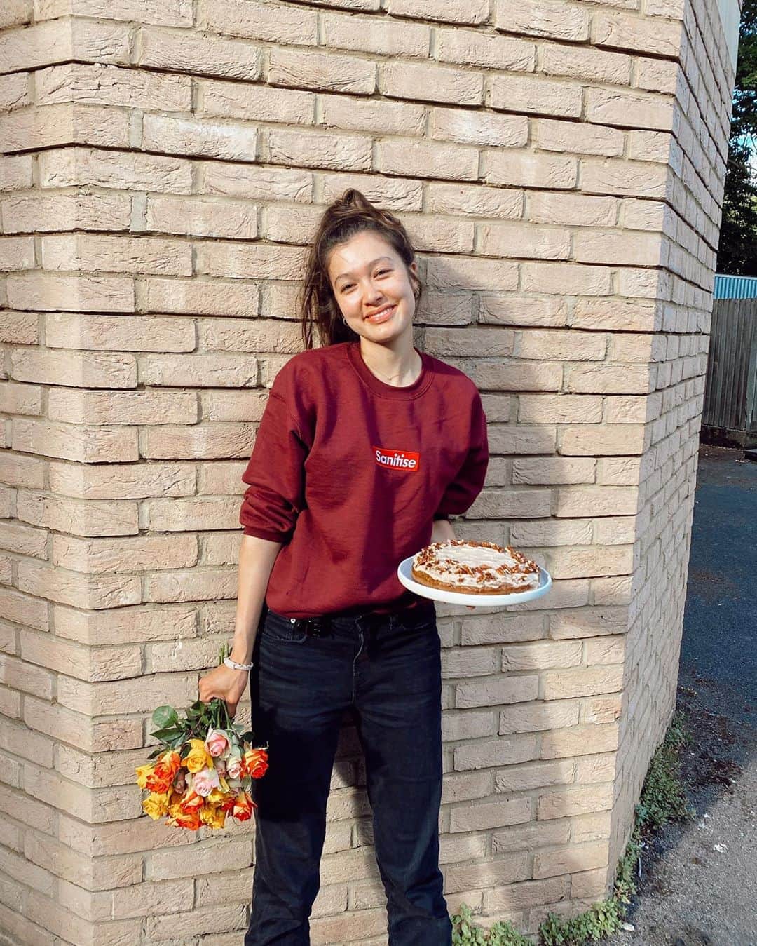香華（KOuKA）のインスタグラム：「友達の誕生日！ビーガンキャロットケーキ🥕🎂 Popped around to the neighbours to deliver a vegan carrot cake #sanitise」