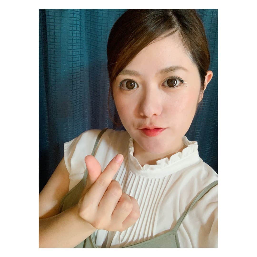 のインスタグラム：「本日LINEライブ配信21時ごろから👻❤︎ ❤︎ 昨日のファンクラブイベント、すっごく楽しかった〜🥰✨✨ ファンのみんなでムービーを撮ったので今日のLINEライブ配信が終わったら、AIMIの公式Instagramのストーリーにアップしようと思います🎶 ストーリーは24時間で消えちゃうのでチェック漏れのないように〜😉👍 今日の配信もゆるくみんなとお話メインで日曜日を盛り上げます❣️ 21時前後からスタート❗️ ちょっと短めになるかもしれませんが、 お休みの日で遊びに来れる方は、ぜひ、アプリから参加してコメントを送ってください📝  早起きして眠気が来てしまったので🥱 AIMIの目が覚めるようなコメントを募集します‼️🤩笑  今夜のトークテーマは、「本当にあった怖い話。」にしましょうか🤭 みんなのプチホラー体験があれば、、、ぜひ、、👻 ハートやアイテムも大歓迎🤝🎵🎵 それではでは〜 アプリの中で、待ってます✌️💞 📲👀▶️https://linliv.ee/bUBQ5Vm/co/ot/sh/ce  #AIMI#LINEライブ#オンライン#生歌 #taylorguitars#heart#ホラー体験談」