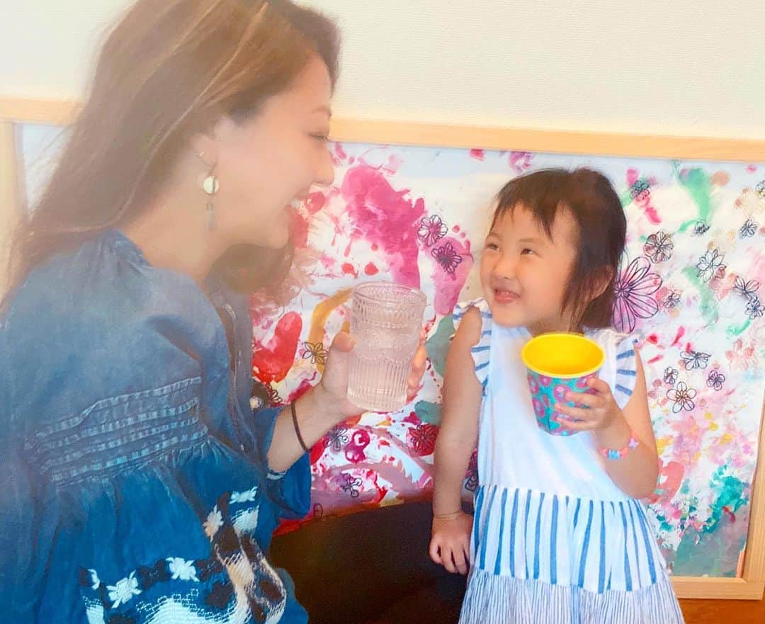 高橋有紀子のインスタグラム：「* クリクラのお水はRO水。  RO水は特殊なフィルターでろ過された水で、 水以外の不純物が入っていないピュアウォーターのこと✨ * * ミネラルもバランス良く調整されて加えられてるから 子どもや赤ちゃんにも安心して飲ませられるし、 美味しくてコスパも良いんだって👌🏽🌈 * * こまめな水分補給が欠かせないこれからの季節は ウォーターサーバーが大活躍してくれそうだ🐳💙 * @39_editors  #クリクラFit #ウォーターサーバー #ウォーターサーバーのある暮らし #RO水 #クリクラアンバサダー#おうち時間 #子育て #女の子ママ #ママライフ #PR」