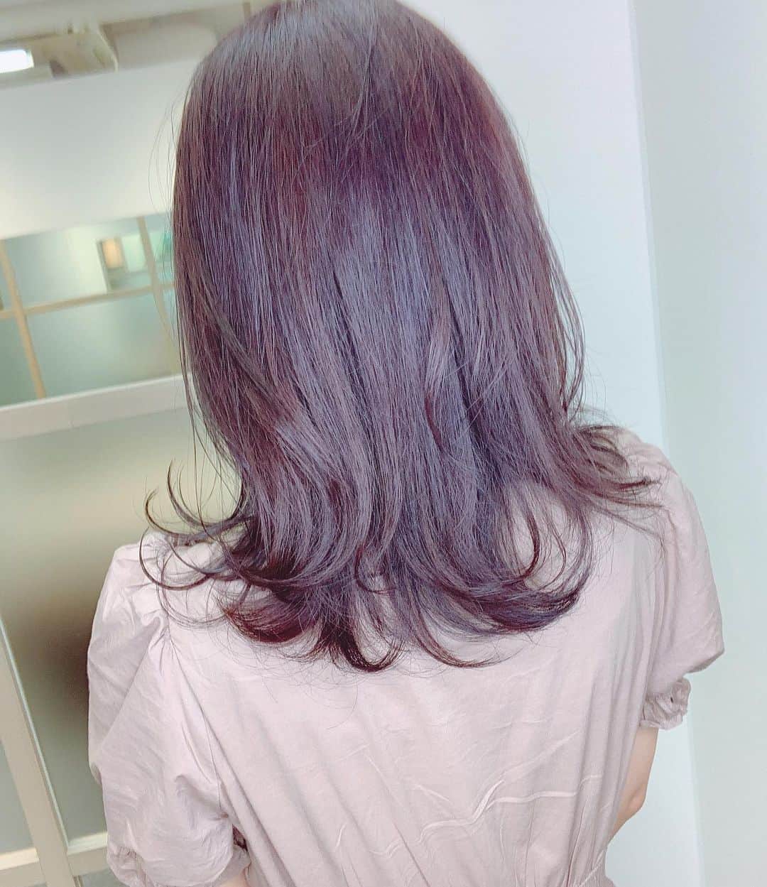 霧島聖子さんのインスタグラム写真 - (霧島聖子Instagram)「今日美容院に行ってきたの！ 6月後半から7月前半にかけて 大事なお仕事ちょいちょいあるから 髪色暗めにしました～ 前にやってもらってお気に入りの色💜 全体の長さは変えてないけど カットでレイヤー入れて 夏っぽく軽やかにしてもらったよ☺️ @fukuhair さん 今回もありがとうございました( ◜▿◝ ) 私閉鎖的な性格だからマンツーマン体制なのほんと安心する🌼  #美容院 #hairstyle #haircolor #hairsalon #sharesalon #ラベンダーアッシュ#ラベンダーカラー #ヘアカラー #トリートメント #カット #盛れた」6月14日 20時38分 - seiko_kirishima