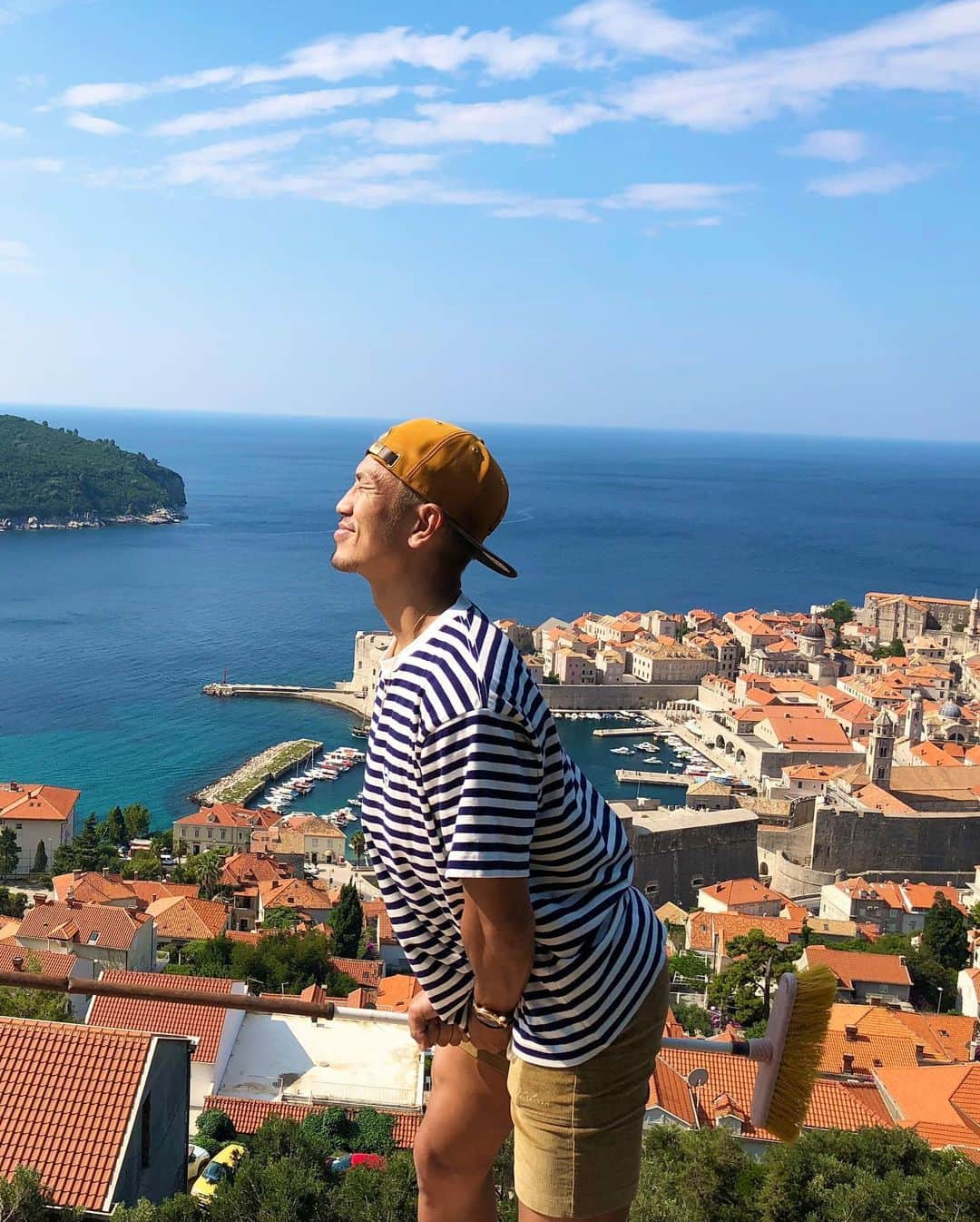 城戸康裕さんのインスタグラム写真 - (城戸康裕Instagram)「早く旅行行きたいなクロアチア編☺🇭🇷 ・ たまたまデッキブラシがあったから飛べた笑🧹 ・ そしてジジもいた🐈 ・ #早く旅行行きたい戸✈️ ・ ・ ・ #魔女の宅急便の舞台になった街 #dubrovnik #クロアチア #Croatia #🇭🇷 #ドブロブニク #魔女の宅急便 #🌏54ヶ国制覇」6月14日 20時45分 - yasuhiro.kido