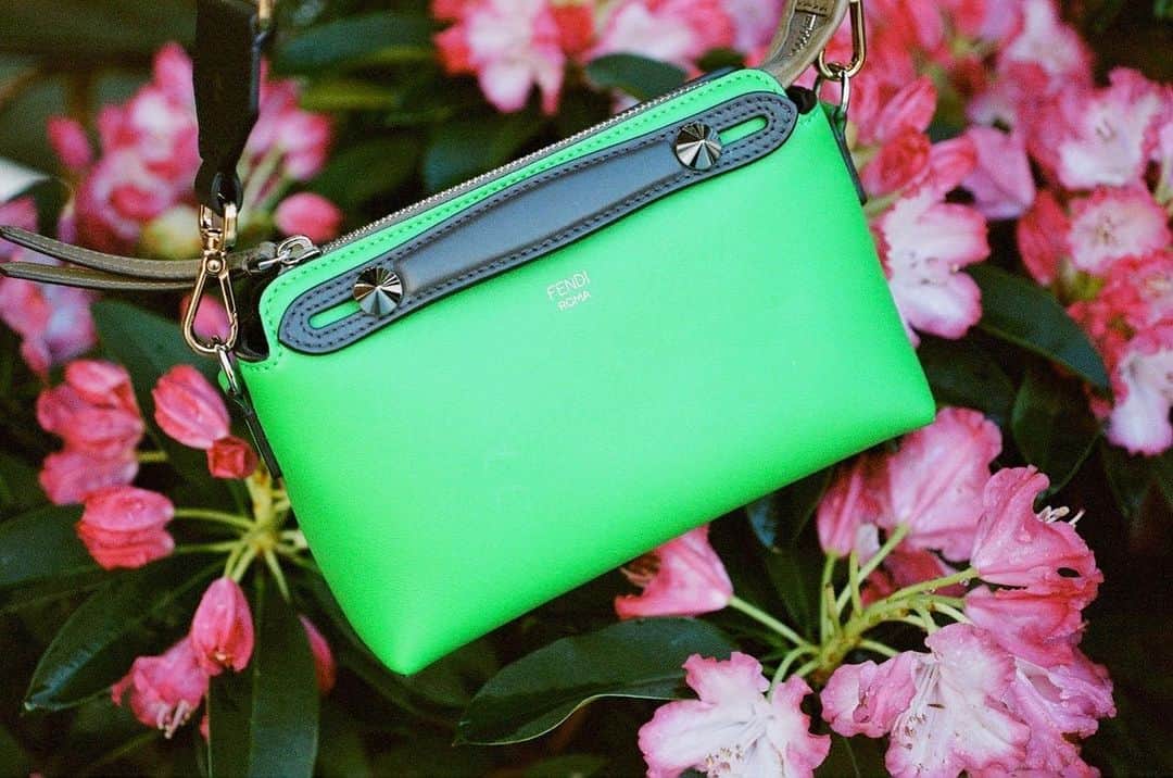 Fendiさんのインスタグラム写真 - (FendiInstagram)「Center of attention. Add a perfect statement to your look with the #FendiSS20 By The Way Boston bag in a nearly-neon green hue.」6月14日 20時53分 - fendi
