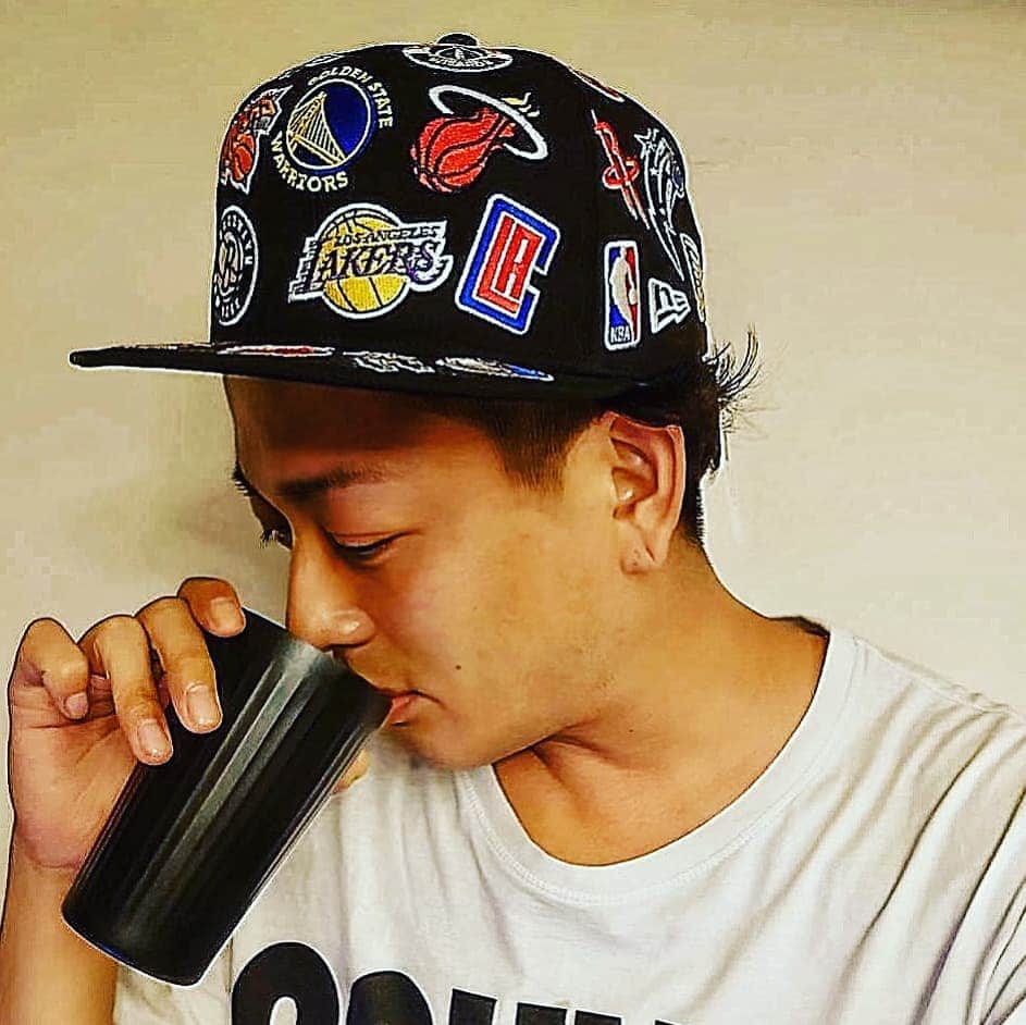 中村昌也のインスタグラム：「まだ自宅飲み。。。 この可愛い帽子、 #NBAstyle  #rakutensportsZONE  での新作だ！ 早く、帽子を被りBBQしたい。。。 しかし、我慢！！ そして、今そこ油断大敵です。  乗り切りましょう。。。 今日もデイリー9観てね。。。   #NBA #NBARakuten #RakutenTV #DAILY9」