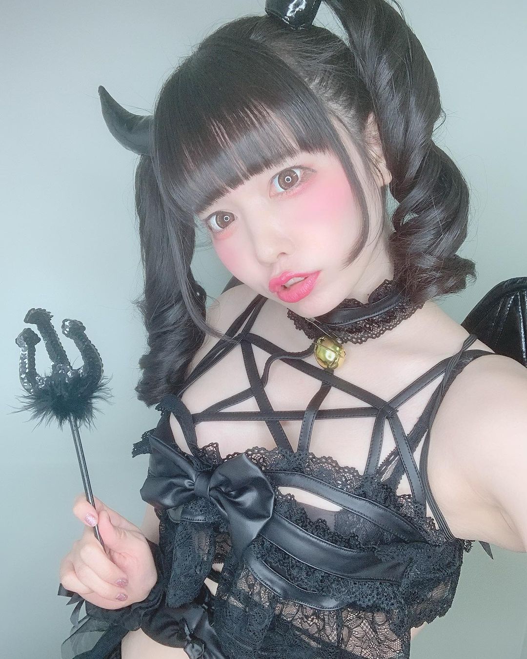 恋汐 りんごさんのインスタグラム写真 - (恋汐 りんごInstagram)「😈 💘 😈 💘 バンもん！名物セクシーリリイベ ♡ 小悪魔♡サキュバスしおちゃん♡ になったなの(Ｕ´ ' ᴗ <`Ｕ) ♡ 牙もつけたよ(Ｕ⌒▽⌒Ｕ) いつもとちがうサキュバスイメージのメイクにしたなの (Ｕ⌒▽⌒Ｕ) ♡ 縦ロールのツインテールは2次元みたいで好き♡ 良いながさ〜(Ｕ⌒▽⌒Ｕ) ♡ ♡ #恋汐りんご #バンもん #サキュバス  #小悪魔  #sexy #japanesegirl  #japaneseidol」6月14日 20時58分 - sioringogo