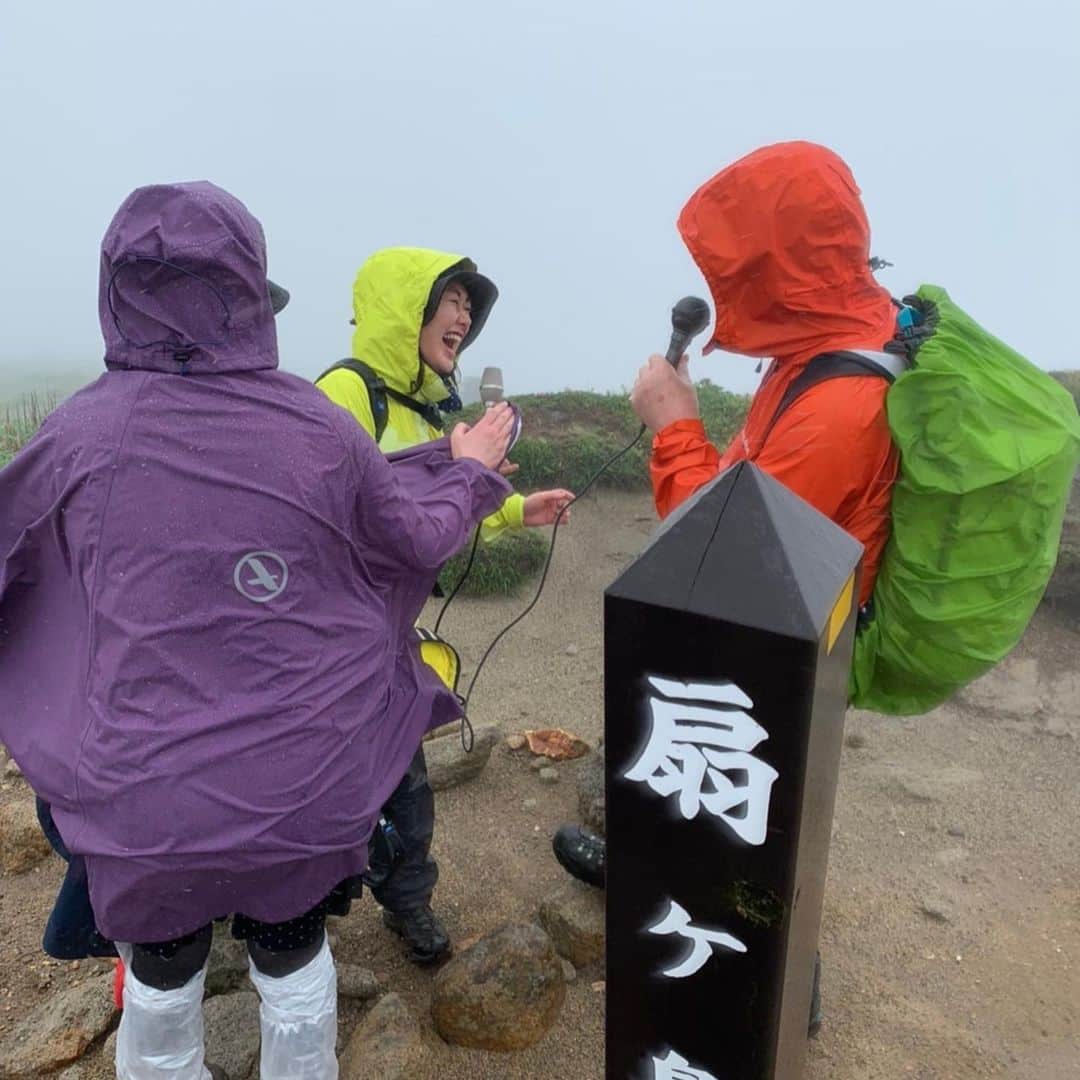 深瀬智聖さんのインスタグラム写真 - (深瀬智聖Instagram)「KBCラジオ📻九重インフォメーション2020🏔 6年ぶりに再びレポート行ってきました😄 数々のアナウンサーやパーソナリティが九重の山に登り、なんと今回で40回目です！✊🏻✨ 今年ももちろんラリーグラスの浦会長のガイドで登って参りました！^ ^  そんなラリーグラスさんも45周年だそうです！！👏🏻✨ 気合い入りすぎたのかとてつもない雨風を連れてきちゃったみたいです😂😅笑 ショートコースになりましたが、楽しかったでーす！！！✨ この様子は6月15日(月)15:15頃から金曜までパオーンの中で放送されます！是非聴いてください^_^！ #KBCラジオ #九重 #九重連山  #くじゅう登山  #登山 #カナディアンヴィレッジ  #ラリーグラス #ミヤマキリシマ」6月14日 21時00分 - chiseifukase