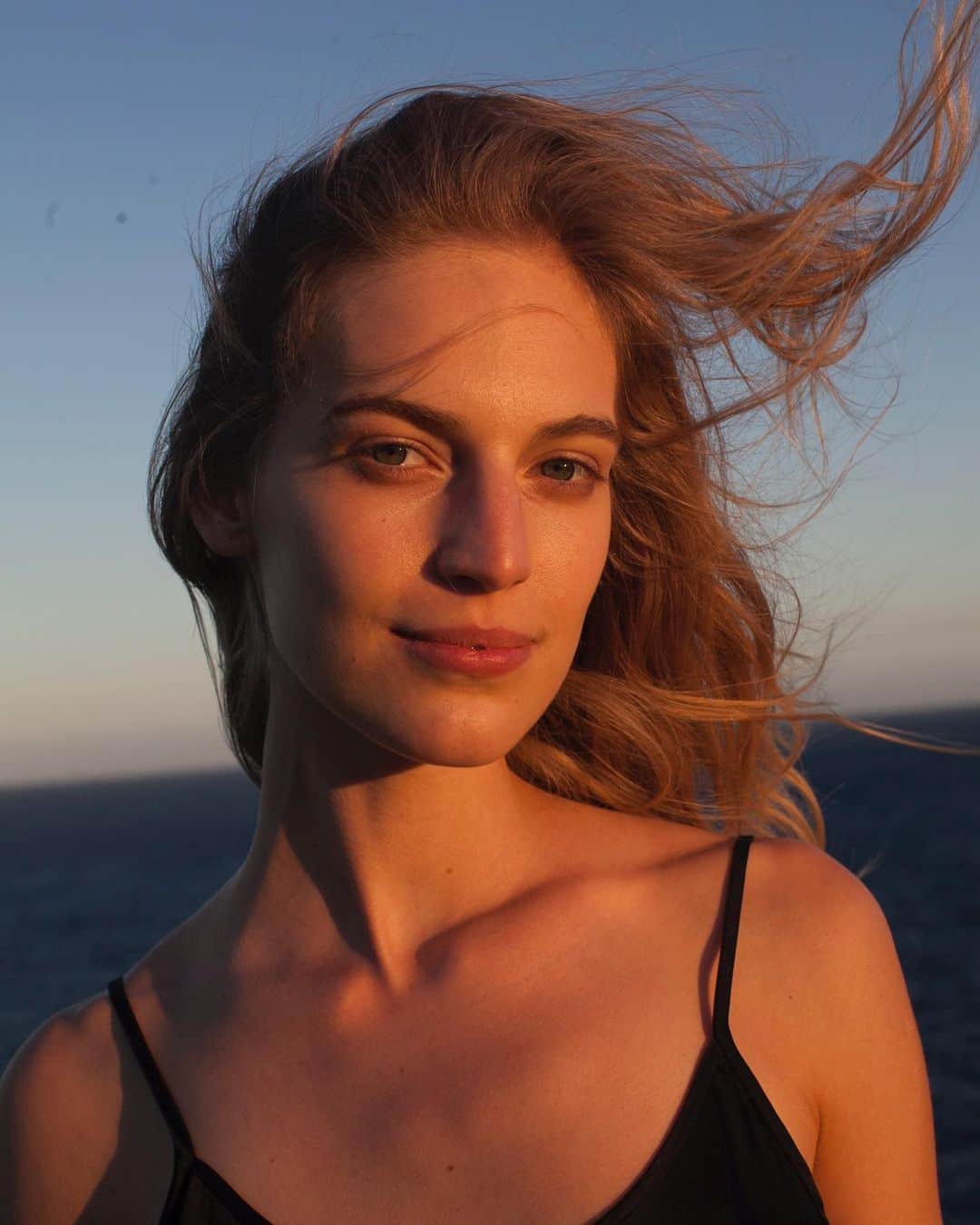 ヴァネッサ・アクセンテのインスタグラム：「Golden hour 🌞」