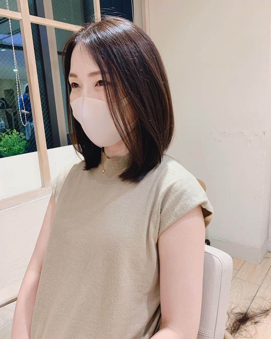 Remiさんのインスタグラム写真 - (RemiInstagram)「finally, first haircut in 2020💇🏻‍♀️ 久しぶりの投稿♪﻿ やっと、やっと、美容院に行けました✨﻿ 行こう行こう思っているうちに自粛期間に入り、気がつけば6月にして今年初！ 伸び放題でボサボサになっていた頭が梅雨入りで更にひどい状態だったので、しっかりシャンプートリートメントをしてもらい、ここ数ヶ月で一番スッキリしたひとときでした💆🏻‍♀️🚿﻿ ショートにするか迷ったけど、やっぱり夏は髪を結びたいと思い、5cmほどカットして全体を整えてもらいました。﻿ カラーはブルー系のイルミナカラーで、落ち着いた透明感のある仕上がりに。﻿ ﻿ アフロートディルの @yujiroafloat さん、いつもありがとうございます🙏﻿ ﻿ せっかくなので、シャンプー&トリートメント、ヘアオイルも新調🧴✨﻿ さすがアフロート @afloat_store が1年かけてプロデュースした商品！100%天然由来でノンシリコンなのにシャンプーしながらも髪の指通りが良くなるのがわかって感動✨﻿ 柑橘系の優しい香りで贅沢なバスタイム🛀﻿ 仕上げにヘアオイルでツヤツヤに🥺﻿ ﻿ まだまだ外出が不安な日が続いていますが、おうち美容で美髪を目指したいと思います✊﻿ ﻿ ﻿ #アフロートディル #表参道美容室 #イルミナカラー #アフロートヘアケア #サロンシャンプー #ハーベル #ヘアオイル #おうち美容」6月14日 21時10分 - remi_912