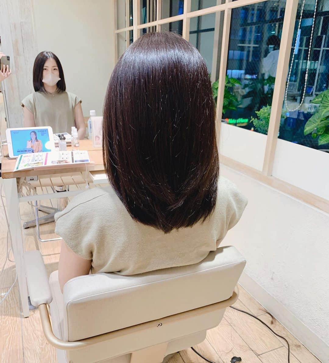 Remiさんのインスタグラム写真 - (RemiInstagram)「finally, first haircut in 2020💇🏻‍♀️ 久しぶりの投稿♪﻿ やっと、やっと、美容院に行けました✨﻿ 行こう行こう思っているうちに自粛期間に入り、気がつけば6月にして今年初！ 伸び放題でボサボサになっていた頭が梅雨入りで更にひどい状態だったので、しっかりシャンプートリートメントをしてもらい、ここ数ヶ月で一番スッキリしたひとときでした💆🏻‍♀️🚿﻿ ショートにするか迷ったけど、やっぱり夏は髪を結びたいと思い、5cmほどカットして全体を整えてもらいました。﻿ カラーはブルー系のイルミナカラーで、落ち着いた透明感のある仕上がりに。﻿ ﻿ アフロートディルの @yujiroafloat さん、いつもありがとうございます🙏﻿ ﻿ せっかくなので、シャンプー&トリートメント、ヘアオイルも新調🧴✨﻿ さすがアフロート @afloat_store が1年かけてプロデュースした商品！100%天然由来でノンシリコンなのにシャンプーしながらも髪の指通りが良くなるのがわかって感動✨﻿ 柑橘系の優しい香りで贅沢なバスタイム🛀﻿ 仕上げにヘアオイルでツヤツヤに🥺﻿ ﻿ まだまだ外出が不安な日が続いていますが、おうち美容で美髪を目指したいと思います✊﻿ ﻿ ﻿ #アフロートディル #表参道美容室 #イルミナカラー #アフロートヘアケア #サロンシャンプー #ハーベル #ヘアオイル #おうち美容」6月14日 21時10分 - remi_912