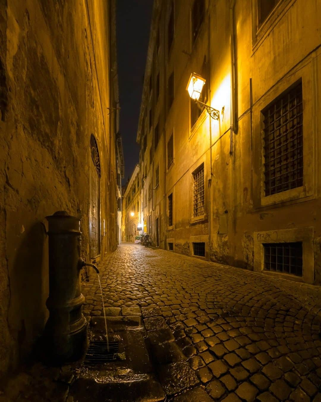 National Geographic Travelさんのインスタグラム写真 - (National Geographic TravelInstagram)「Photo by @babaktafreshi | A late night walk in Rome, in a narrow alley covered with the city's historic cobblestones.  #rome #cobblestone #nightphotography」6月14日 21時07分 - natgeotravel