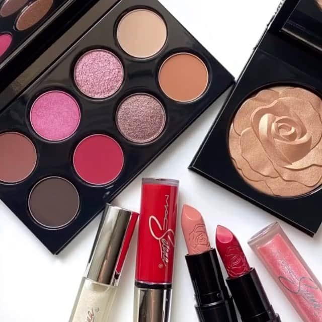 M∙A∙C Cosmetics Japanのインスタグラム：「歌姫「セレーナ・キンタニーヤ」をイメージした限定カラーコレクション🎼 80sムードの鮮やかカラーで夏を先取り。パッケージデザインにも注目✨ ㅤ *公式オンラインショップ先行販売中 *7月3日(金) 全国発売 ㅤ ㅤ 【公式オンラインショップ限定特典】 ☑︎6月25日(木) 23:59まで全品送料無料！ ☑︎初回ご購入のお客様へ10% OFFクーポンをプレゼント（クーポンコードwelcome） ㅤ #MACセレーナ #MACSelena #MACCosmeticsJapan #MACCosmetics #MAC #MACコスメ #マックコスメ #コスメ #メイク #美容 #化粧品 #デパコス #コスメ部 #コスメマニア #コスメ好き #コスメ好きさんと繋がりたい #メイク好きな人と繋がりたい#夏メイク #夏コスメ #ツヤ肌 #透明感 #キラキラコスメ #新作コスメ #限定コスメ #MACリップ #コスメ紹介 #アイシャドウパレット #ハイライト」