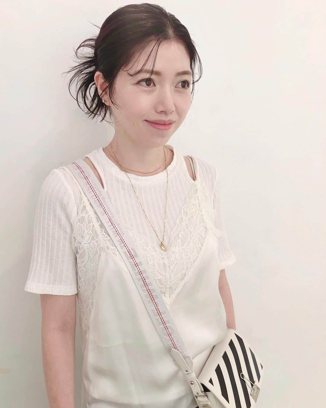 山脇道子のインスタグラム：「伸びてボリュームも出て 重くなってしまっていた髪の毛を ようやく切りに行けました✂️ @shima_official_account  とは言え、バタバタしていて 下ろすことがあまりないから 毎日束ねてしまっても ちょっと動きが出るように @asawakaori ちゃんが 顔まわりに短い毛をつくってくれました🤗 カラーは真っ黒じゃなくて オレンジが入ってるらしい🍊 2枚目はbefore🤥」