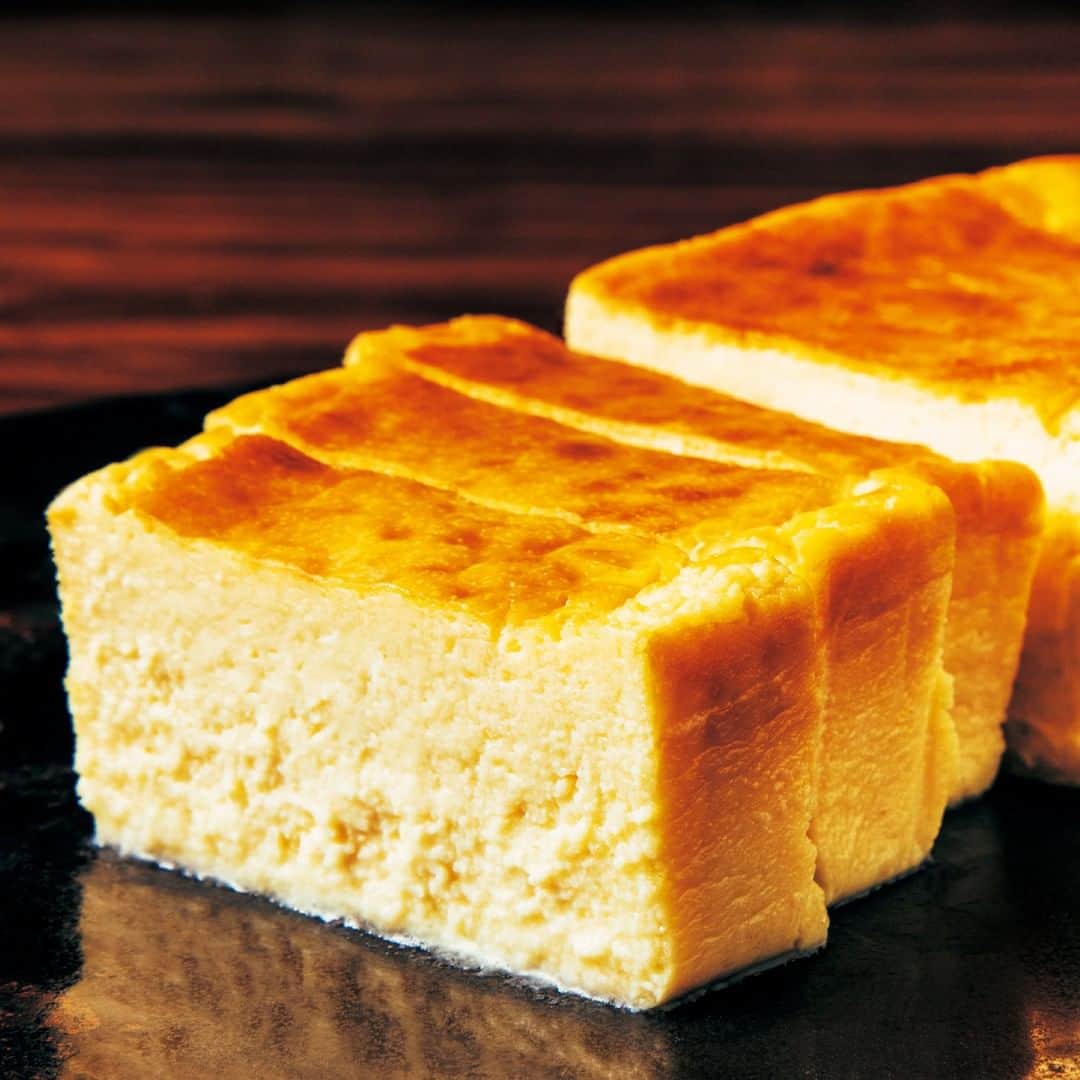 東京カレンダーさんのインスタグラム写真 - (東京カレンダーInstagram)「予約困難店で有名な『 #長谷川稔 』がスイーツ専門ブランドを発表⠀⠀⠀⠀⠀⠀⠀⠀⠀ .⠀⠀⠀⠀⠀⠀⠀⠀⠀ 生クリームを極力減らし、優しい国産かんきつを使うことで唯一無二の味わいを実現。⠀⠀⠀⠀⠀⠀⠀⠀⠀ 北海道滝上町産の無添加「クリームチーズ」をはじめとした最上の3種のチーズを調達。濃厚なチーズのコクと香りが楽しめる。⠀⠀⠀⠀⠀⠀⠀⠀⠀ .⠀⠀⠀⠀⠀⠀⠀⠀⠀ ★コースの詳細や店内の様子は﻿⠀⠀⠀⠀⠀⠀⠀⠀⠀ 『月刊誌　東京カレンダー2020 7月号　#私たちが愛する店 』にて⠀⠀⠀⠀⠀⠀⠀⠀⠀ .⠀⠀⠀⠀⠀⠀⠀⠀⠀ .⠀⠀⠀⠀⠀⠀⠀⠀⠀ 【今回ご紹介した情報】﻿⠀⠀⠀⠀⠀⠀⠀⠀⠀ 店名▷ ﻿Cheesecake HOLIC by 長谷川稔⠀⠀⠀⠀⠀⠀⠀⠀⠀ 注文▷  https://cheesecake-holic.com ⠀⠀⠀⠀⠀⠀⠀⠀⠀ .⠀⠀⠀⠀⠀⠀⠀⠀⠀ .﻿⠀⠀⠀⠀⠀⠀⠀⠀⠀ ーーーーーーー★ーーーーーーーー⠀⠀⠀⠀⠀⠀⠀⠀⠀ @tokyocalendar プロフィールURLの⠀⠀⠀⠀⠀⠀⠀⠀⠀ 東カレweb（アプリ）では、⠀⠀⠀⠀⠀⠀⠀⠀⠀ 高級グルメ情報や話題のレストラン、⠀⠀⠀⠀⠀⠀⠀⠀⠀ 手土産からテイクアウトグルメなど⠀⠀⠀⠀⠀⠀⠀⠀⠀ 東京のグルメ情報を幅広くご紹介。⠀⠀⠀⠀⠀⠀⠀⠀⠀ そして大人気コンテンツ、東カレweb小説や⠀⠀⠀⠀⠀⠀⠀⠀⠀ トレンドニュースも配信しております。⠀⠀⠀⠀⠀⠀⠀⠀⠀ ーーーーーーーーーーーーーーーー ﻿ ⠀⠀⠀⠀⠀⠀⠀⠀⠀ .⠀⠀⠀⠀⠀⠀⠀⠀⠀ .⠀⠀⠀⠀⠀⠀⠀⠀⠀ #チーズケーキ#CheesecakeHOLIC #スイーツ#名店#テイクアウト#手土産⠀#クリームチーズ #sweets #予約困難  #東カレ #tokyocalendar #東京グルメ #日本グルメ #日本美食 #東京美食  #落ち着いたら行こう」6月14日 21時15分 - tokyocalendar
