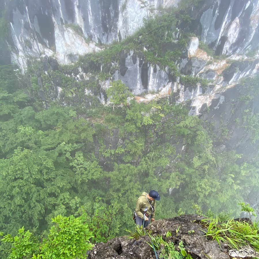 平山ユージさんのインスタグラム写真 - (平山ユージInstagram)「Rain and rain..☔️ We can’t climb much but we take this amount of time to use preparing as benefit. This weekend we were team up with member of @oganoclimbing  And to clean the area and put up few new line✨✨ I can’t wait to climb on💪🏼💪🏼 雨が降り続く、あんまり登れないからこの時間をベネフィットとして整備や開拓に使っている。今週末は小鹿野クライミング委員会のメンバーで集まり岩場整備をし、新しいラインを引いた。早く登りてー😆😆 @thenorthfacejp  @beal.official @blackdiamond  @climbskinspain  @climbparkbasecamp  @boulderpark_basecamp  @basecamptokyo  @basecamponlineshop  #neverstopexploring #mtfutago #oganoic #神怡館 #小鹿野クライミング委員会」6月14日 21時15分 - yuji_hirayama_stonerider