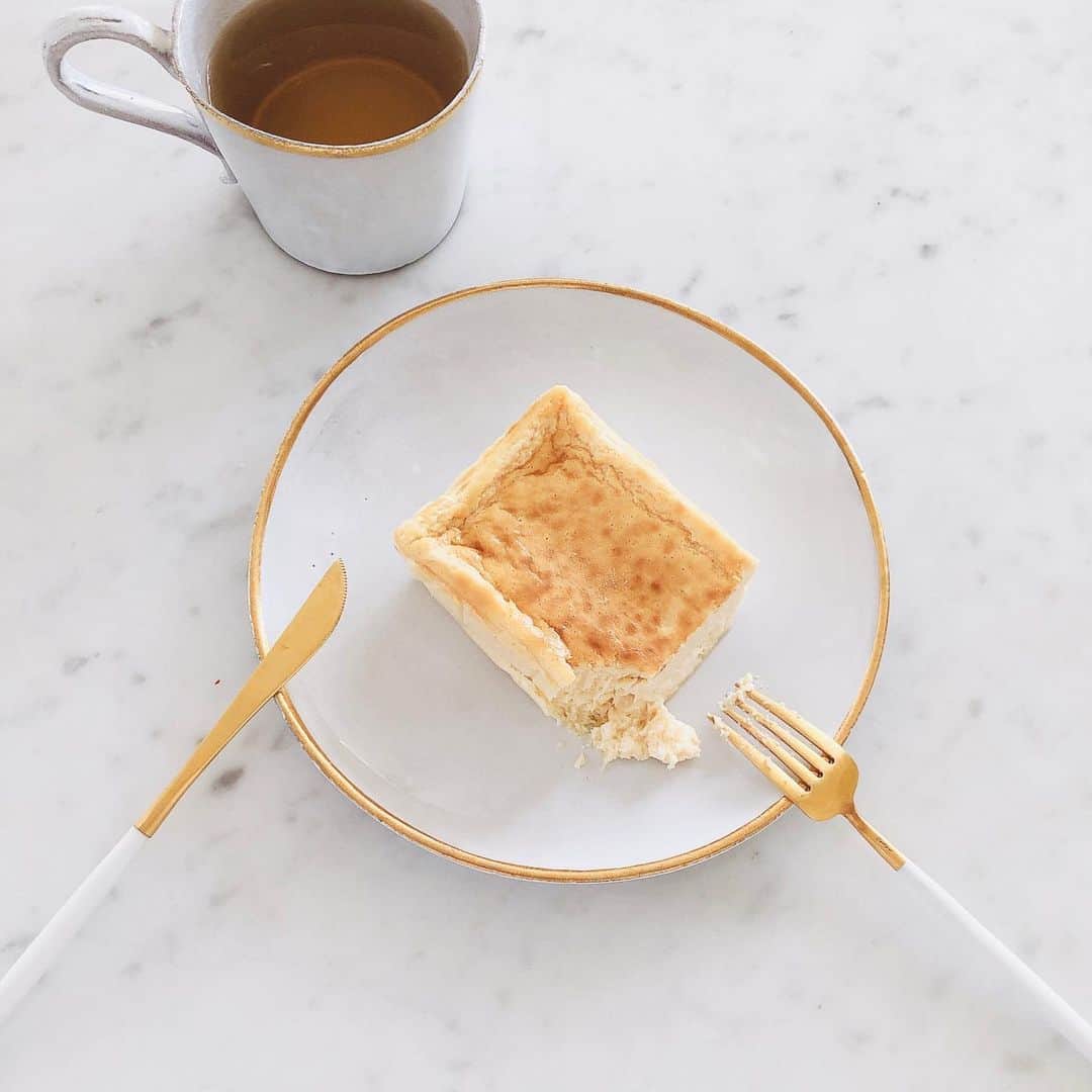 山脇道子のインスタグラム：「ふわふわチーズケーキ🧀 毎日たべたい🤤 @cheese_cake_holic  #チーズケーキ 🍴@cutipol ☕️ @astierdevillatte」
