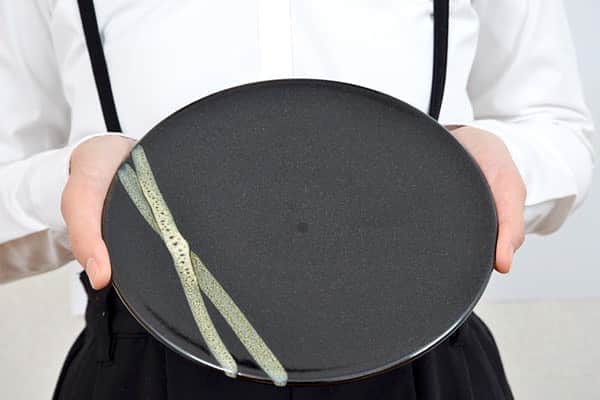 ENGIYA｜縁器屋さんのインスタグラム写真 - (ENGIYA｜縁器屋Instagram)「【小石原焼 マルダイ窯黒 平皿 227mm】 . マルダイ窯からシンプルな黒のお皿が出来上がりました。 いつもは白いお皿に盛っている料理を黒のお皿に変えるだけで、シックなテーブルコーディネートになりますよ！ レストランの盛り付けのように余白を残した盛り付けもすてきです。 . . 縁器屋 父の日特集からのご紹介です。今年の父の日は6月21日です。いよいよあと1週間となりました！プレゼントに是非！ . . 縁器屋については【@engiya_japan】のプロフィールから。  #縁器屋 #父の日 #父の日ギフト」6月14日 21時18分 - engiya_japan