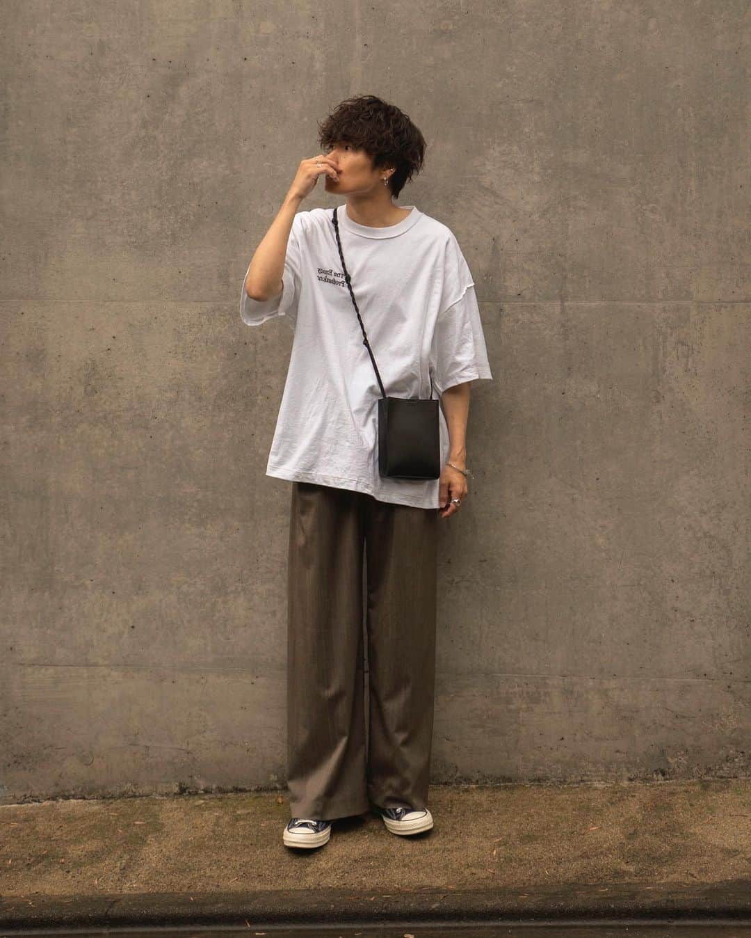 Ryoさんのインスタグラム写真 - (RyoInstagram)「ㅤㅤㅤㅤㅤㅤㅤㅤㅤㅤㅤㅤㅤ Tシャツ何回裏表逆だよって言われたことか🙄 色違いを日替わりで着てます🔥 ㅤㅤㅤㅤㅤㅤㅤㅤㅤㅤㅤㅤㅤ Tee:#スタイリスト私物 × #ennoy × #isness  pants:#sunsea shoes:#converse  bag:#jilsander」6月14日 21時30分 - ryo__takashima